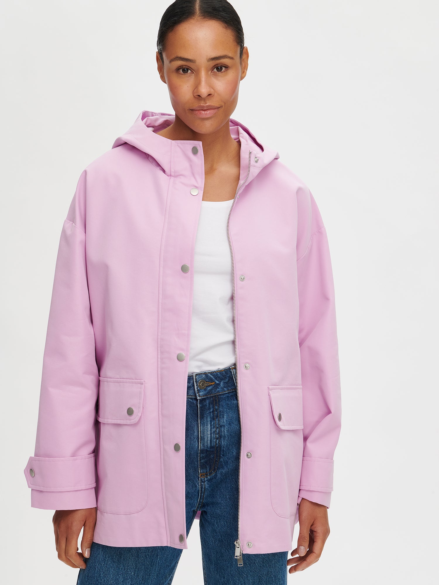 This stylish lilac Saija parka jacket is a practical transitional jacket for everyday wear and leisure. The hooded, lined jacket is lightweight and has a dropped shoulder line. 