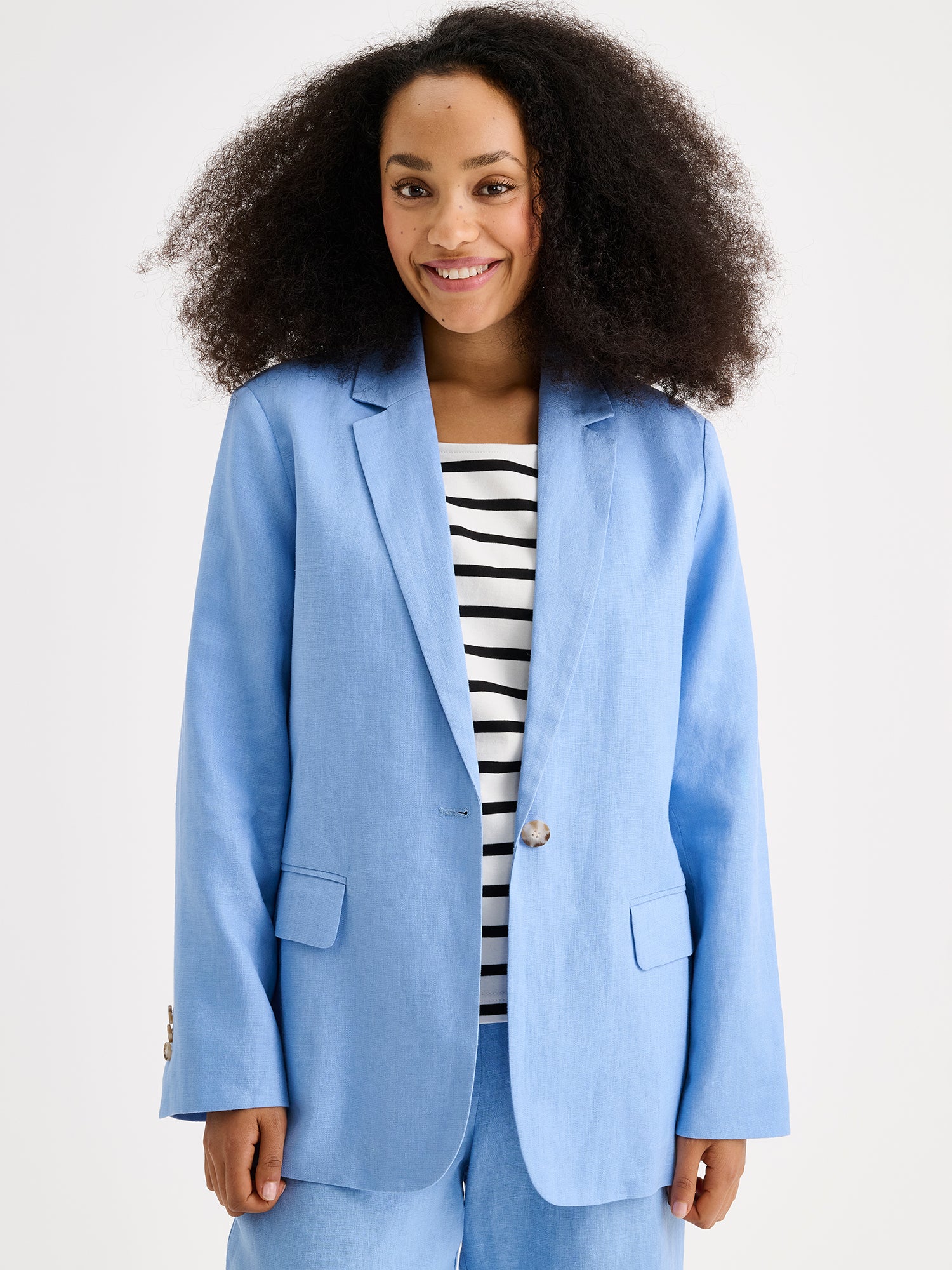 Nanso women's Arles blue blazer on a model with saari culottes in blue, close-up.