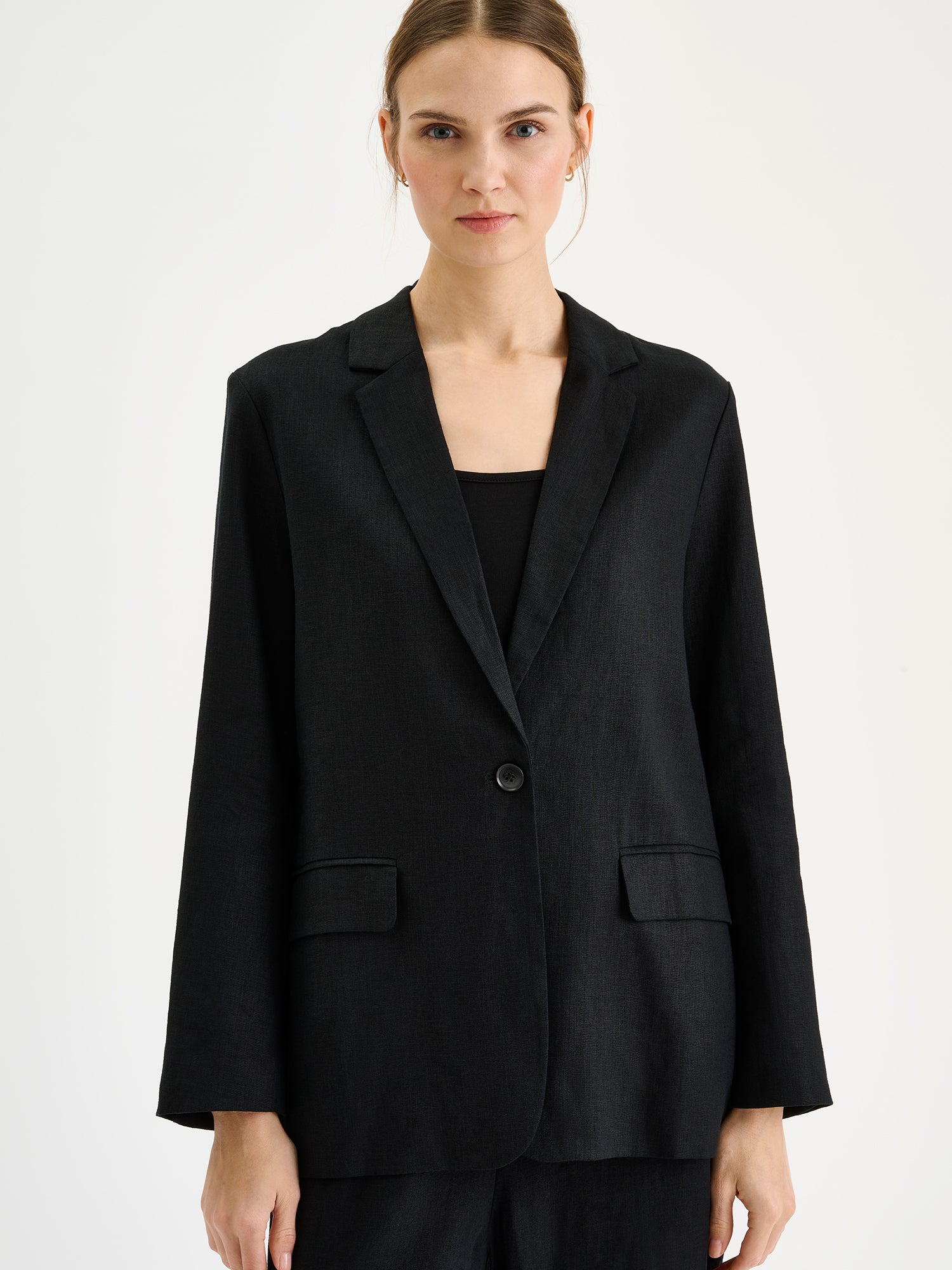 Nanso women's Arles black blazer on a model with Saari culottes close-up.