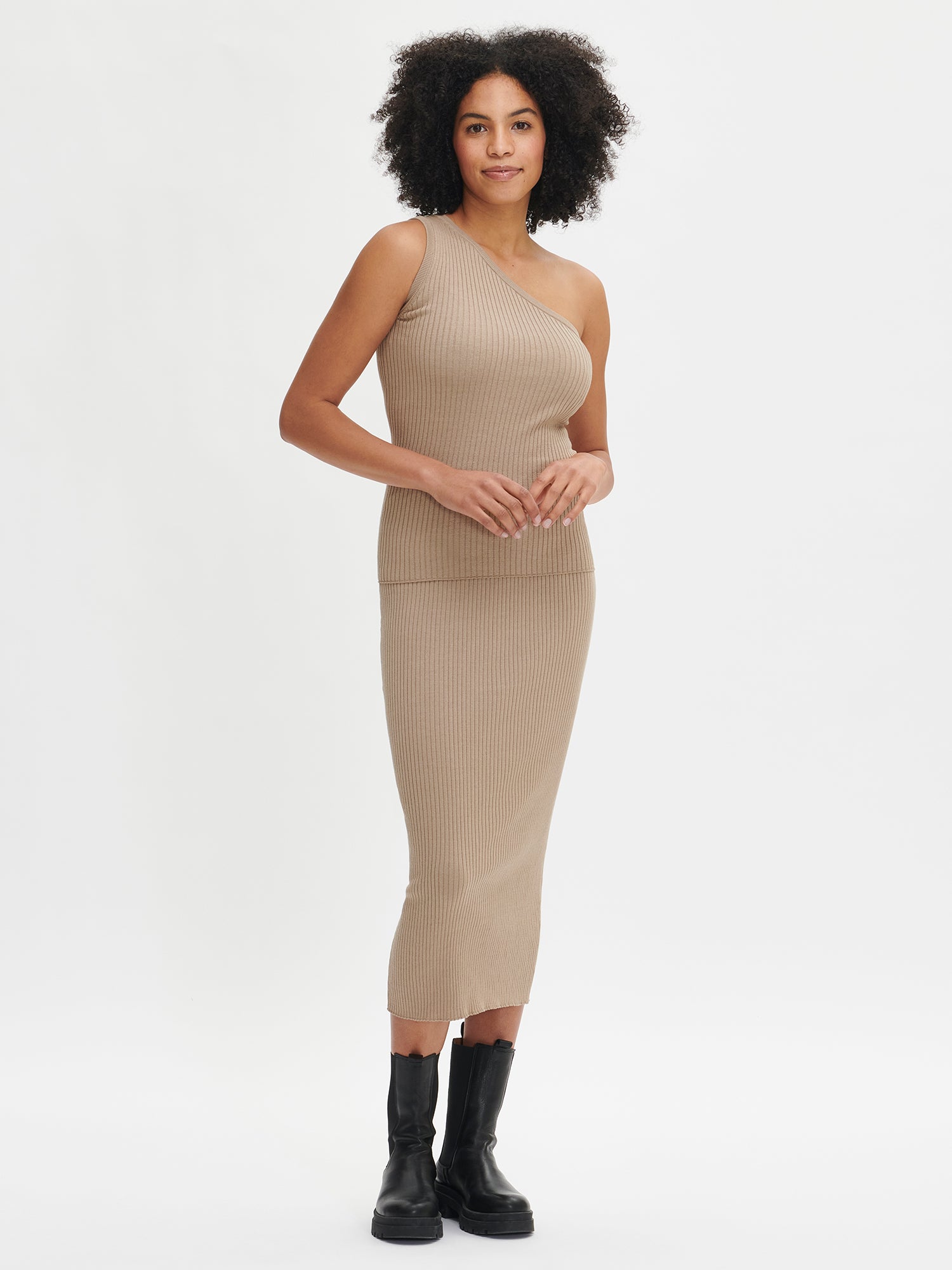 This Lela knit skirt for ladies is both stylish and comfortable. Crafted from a high-quality blend of organic cotton and silk, the skirt features a stretchy waistband. Worn by a model in size S from the front.
