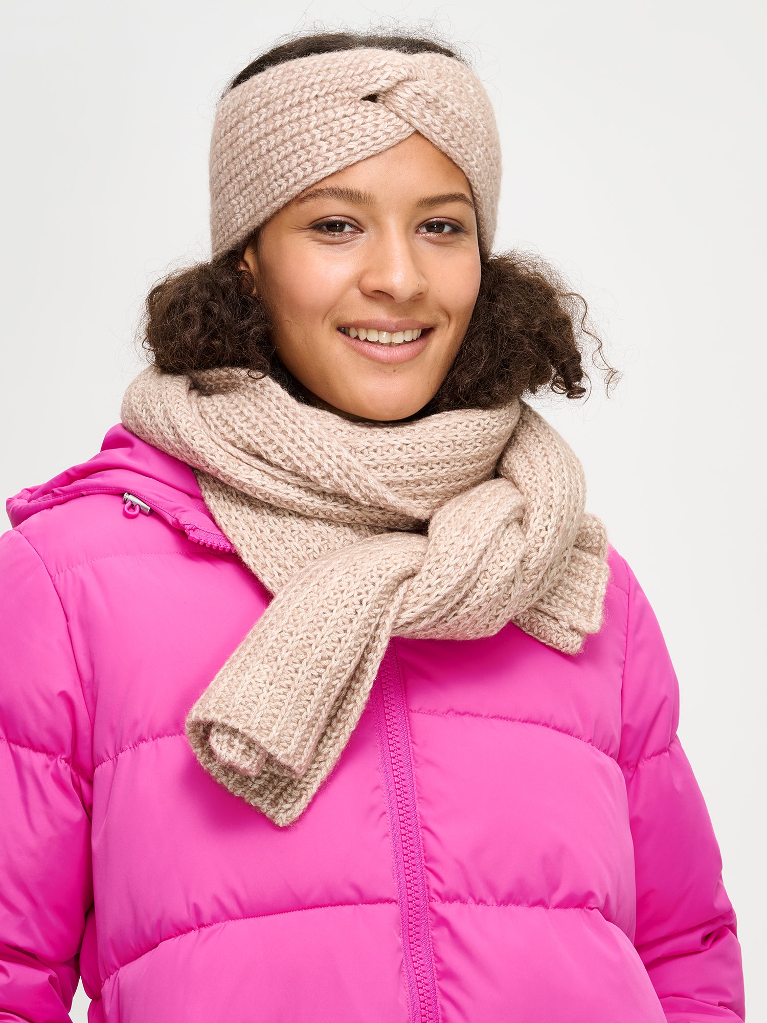Women’s chunky Huurre ribbed knit headband comes in a beautiful melange beige. The headband features an elegant knot detail at the center and is made from a high-quality blend of cotton and recycled wool.