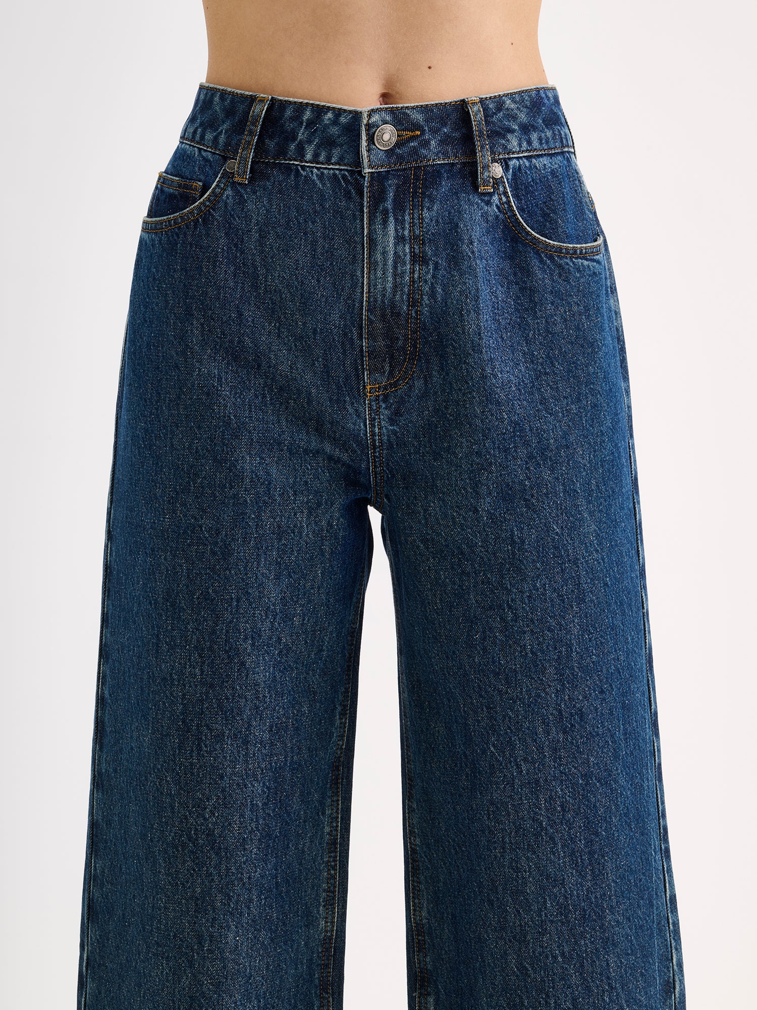 Nanso women's dark blue Cropped Levee jeans on a model, close-up