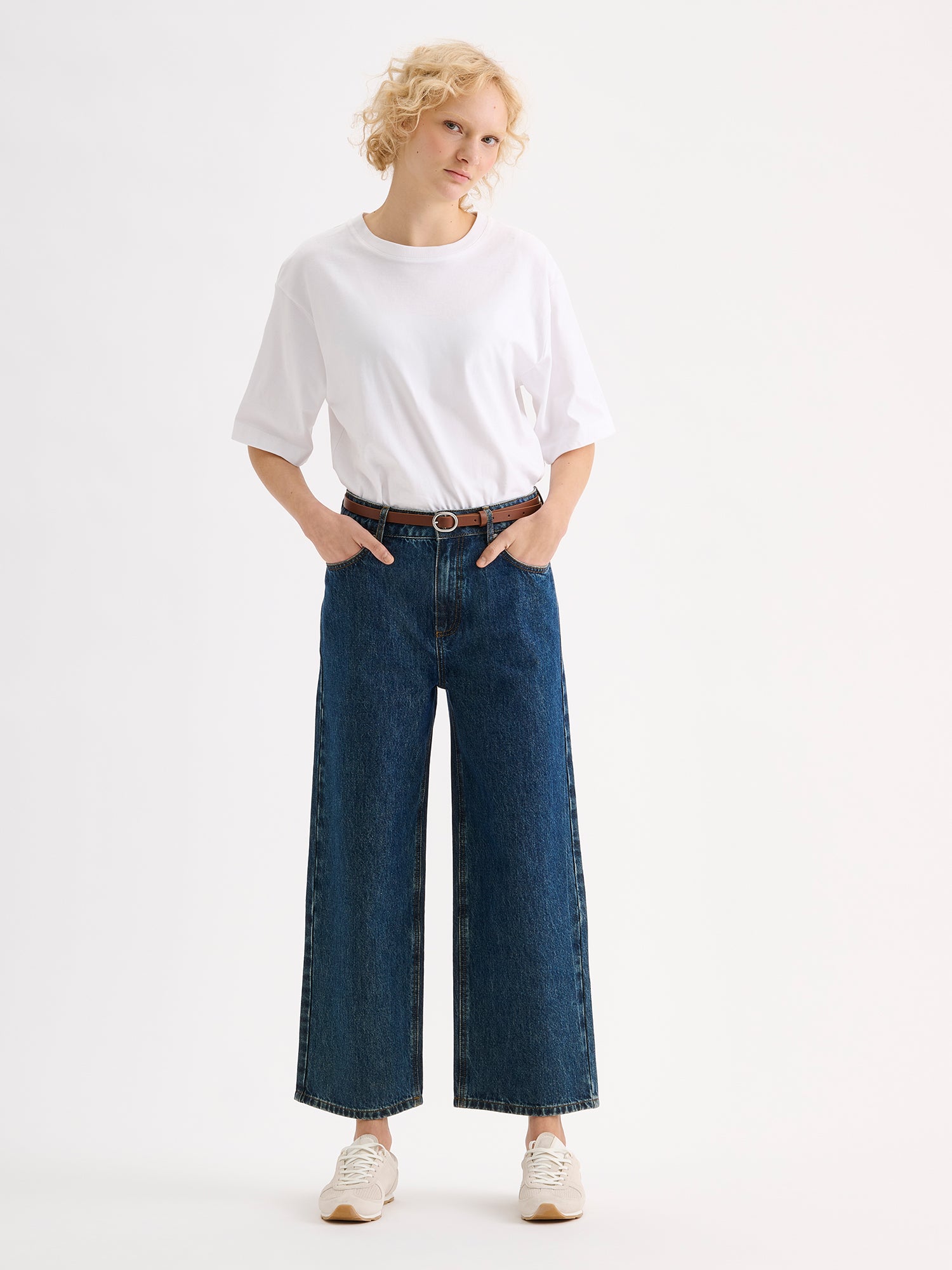 Nanso women's dark blue Cropped Levee jeans on a model with a white t-shirt.