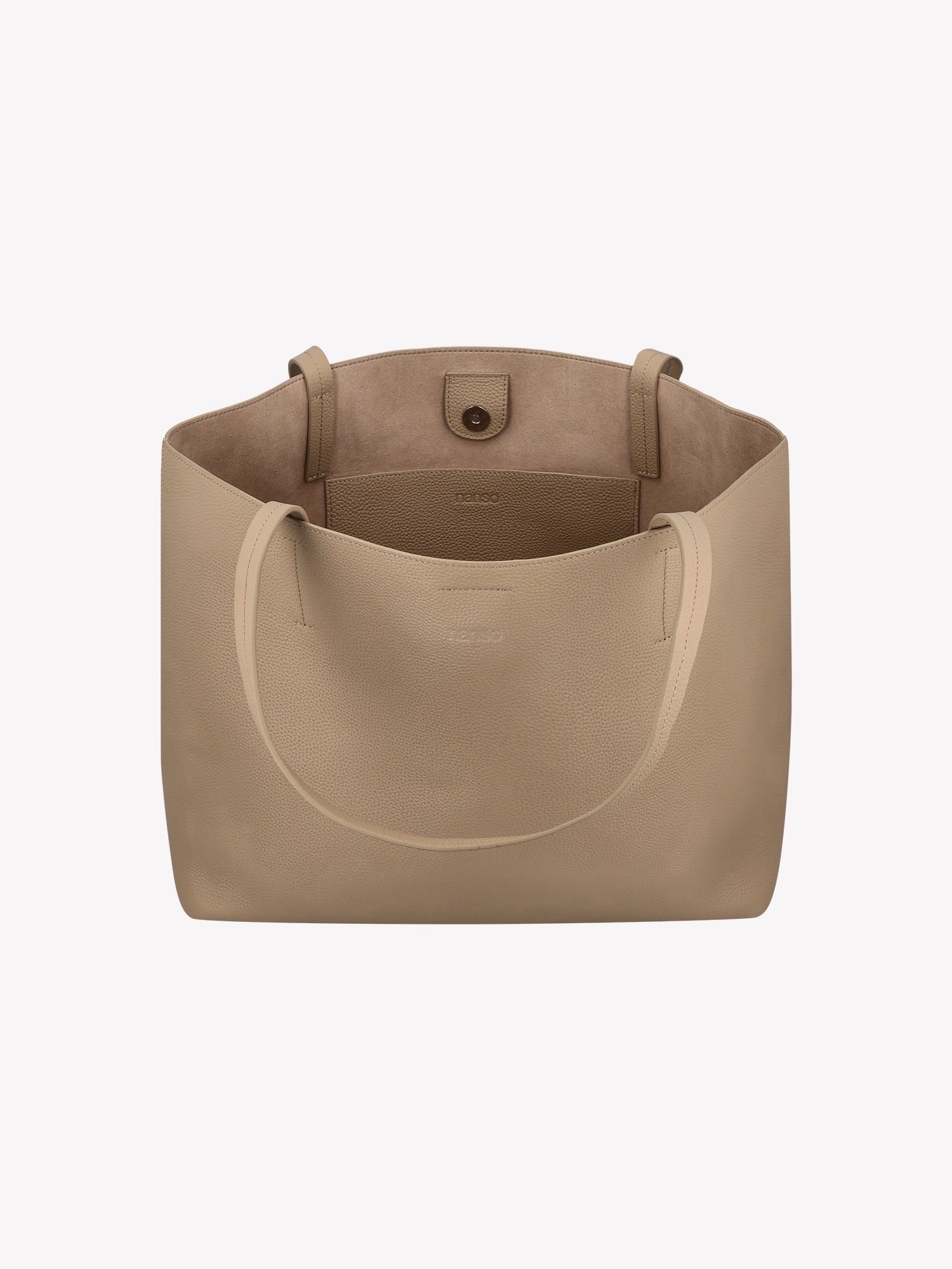 Nanso stylish tote-style Maxi Naru leather bag in classic light beige. This timeless leather bag is a go-to accessory for everyday life. Made from certified leather. Product picture from above, showing the inside of the bag.