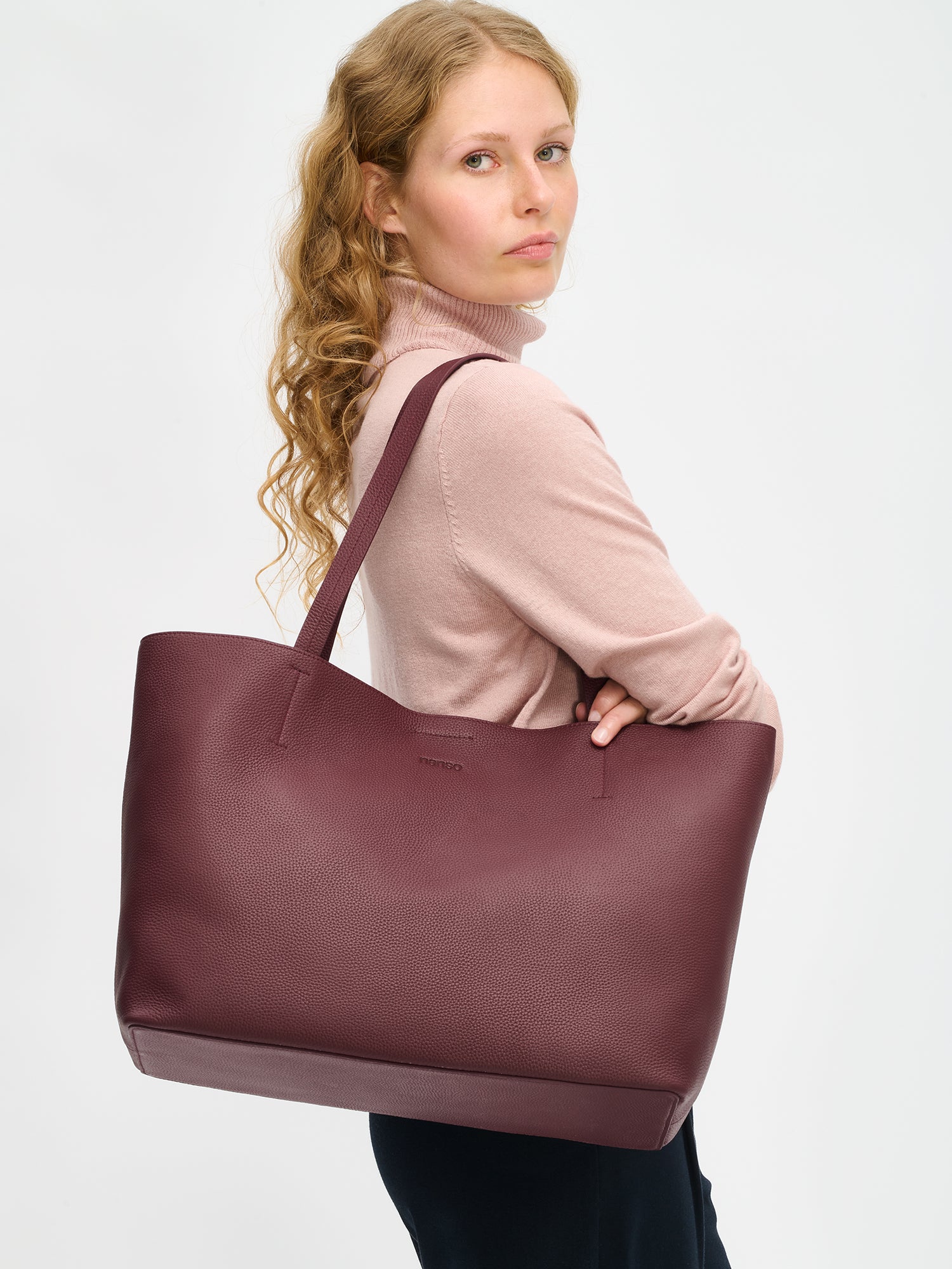 Nanso stylish tote-style Maxi Naru leather bag in classic  burgundy, front