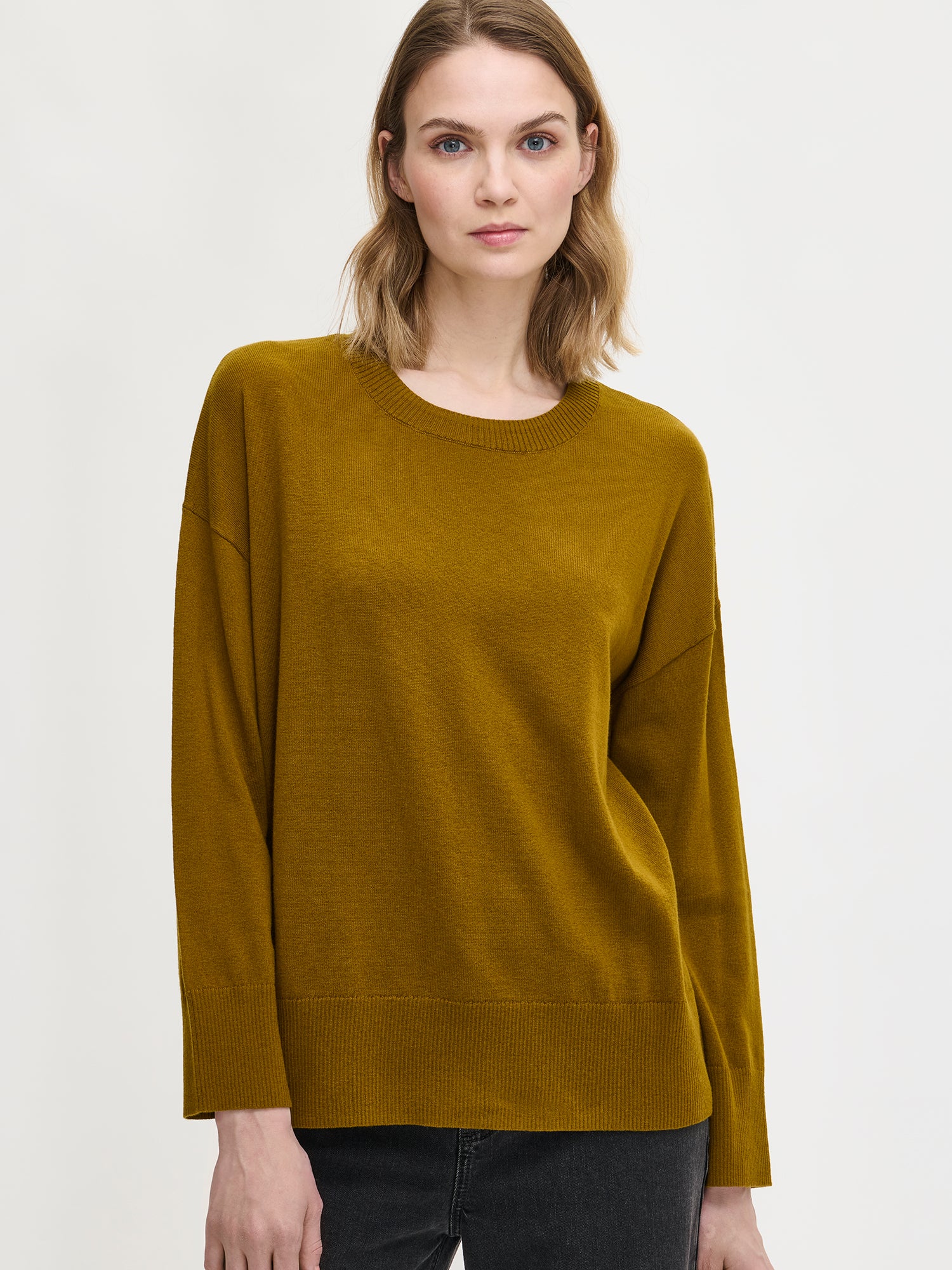 Nanso women's light grey Villis knit sweater features a boxy fit, on a model.