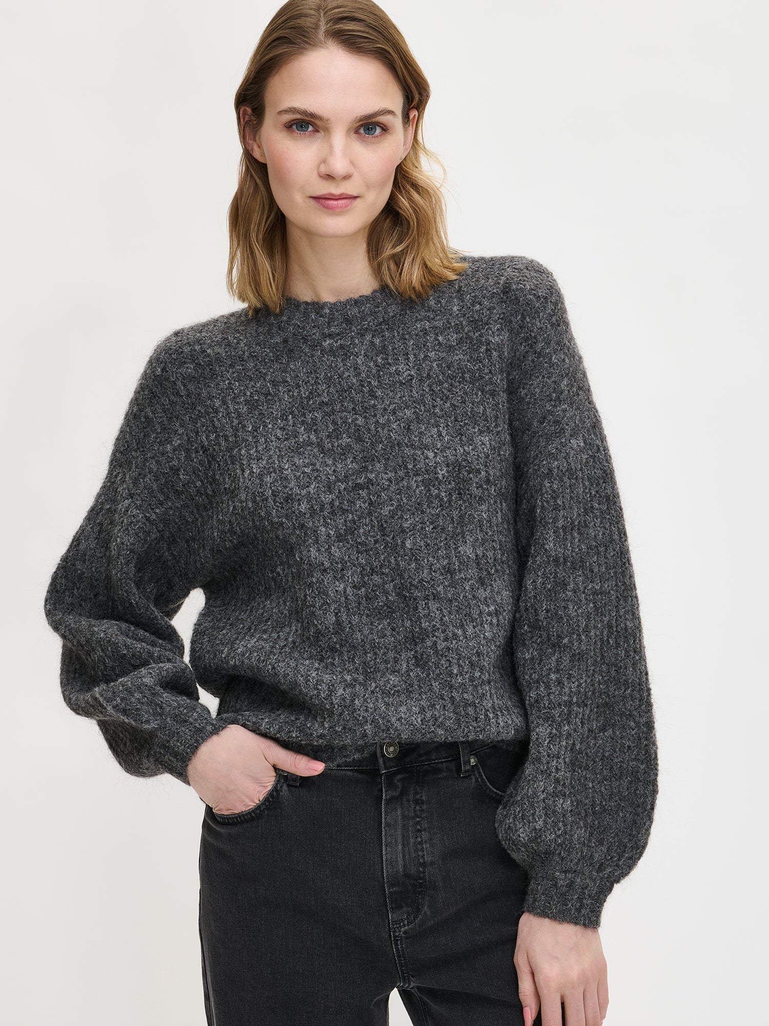 Nanso's luxurious grey Karamelli knit sweater for women features a round neckline, front close-up