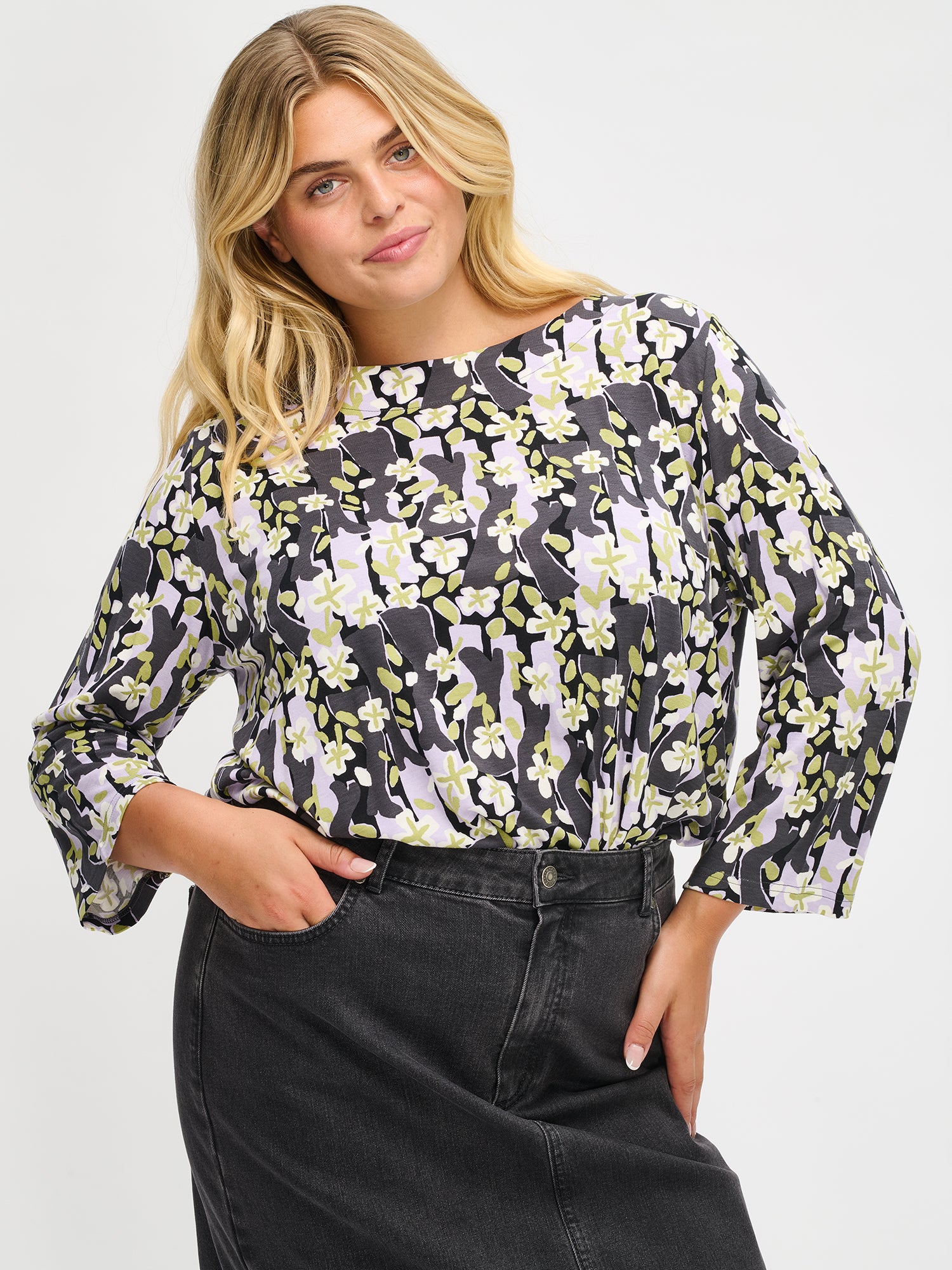 Nanso women’s patterned grey Bootsit blouse from the front, close-up