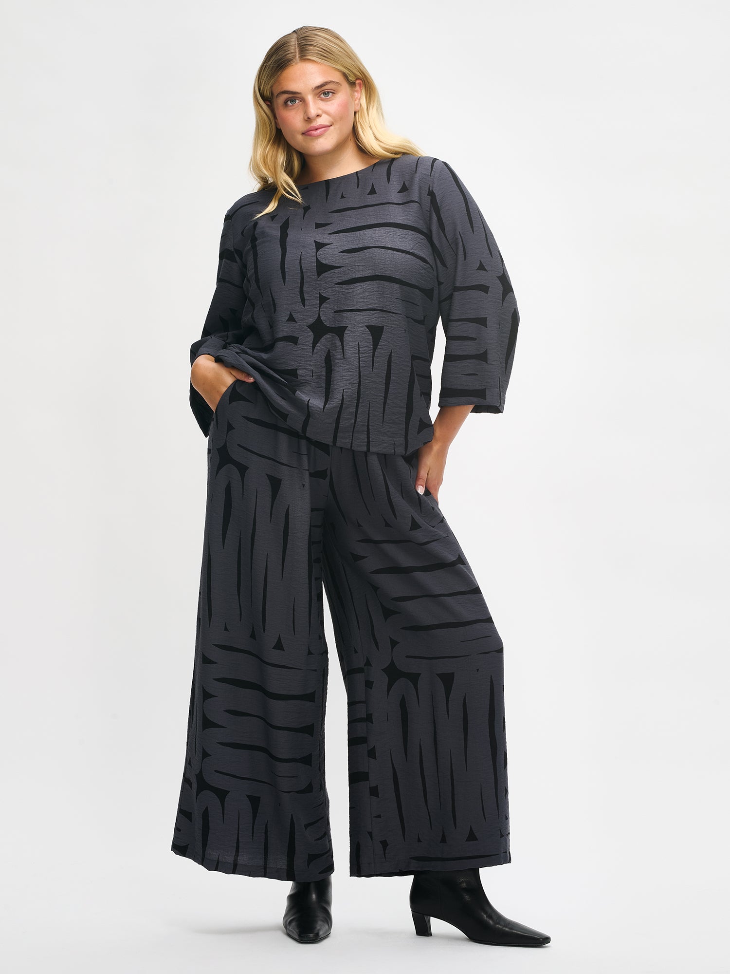 Nanso women's gray Kaiku trousers feature a patterned design, front