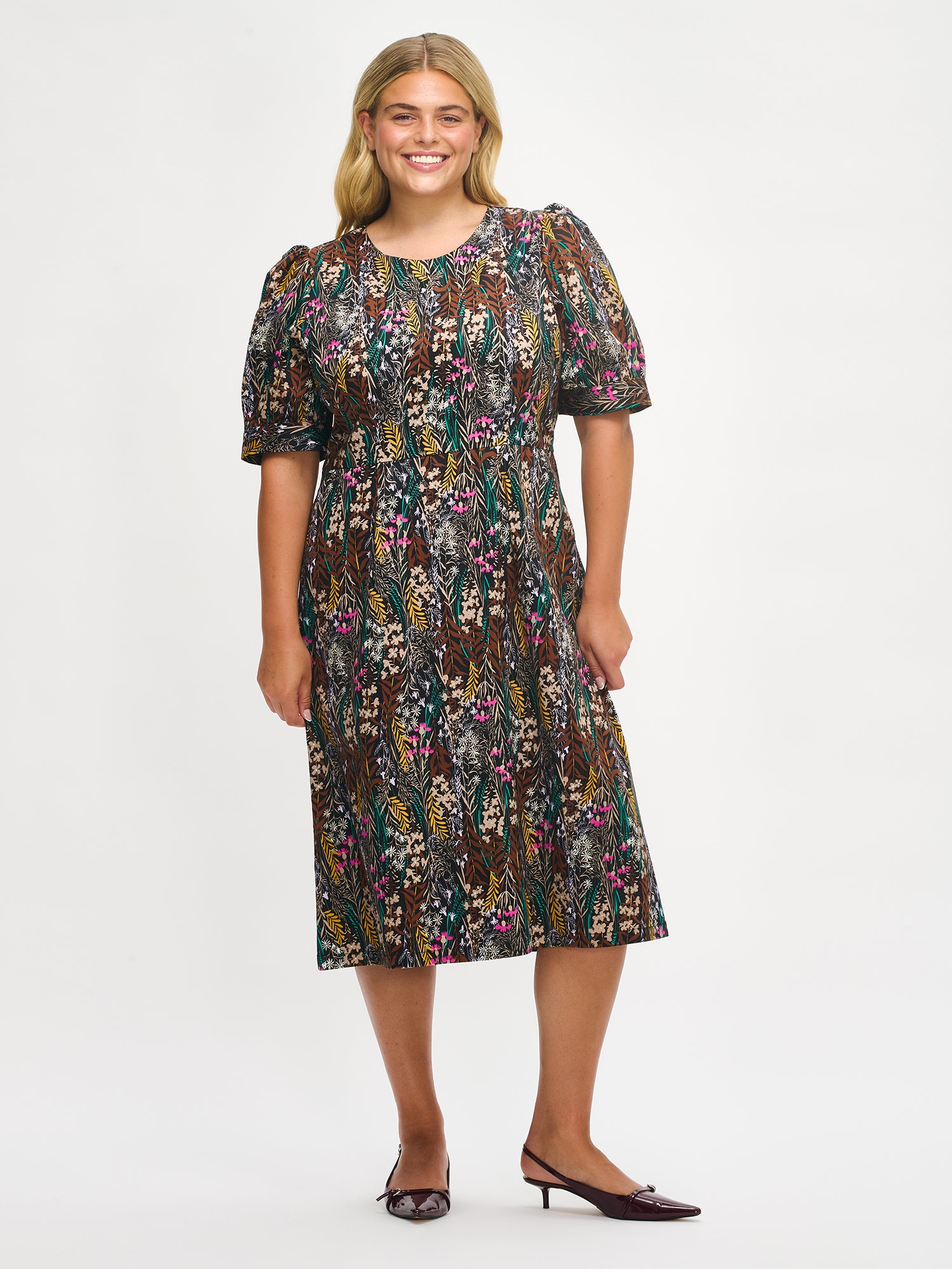 Women´s sophisticated multicolored Kuutamo dress. Worn by a model in size 46.