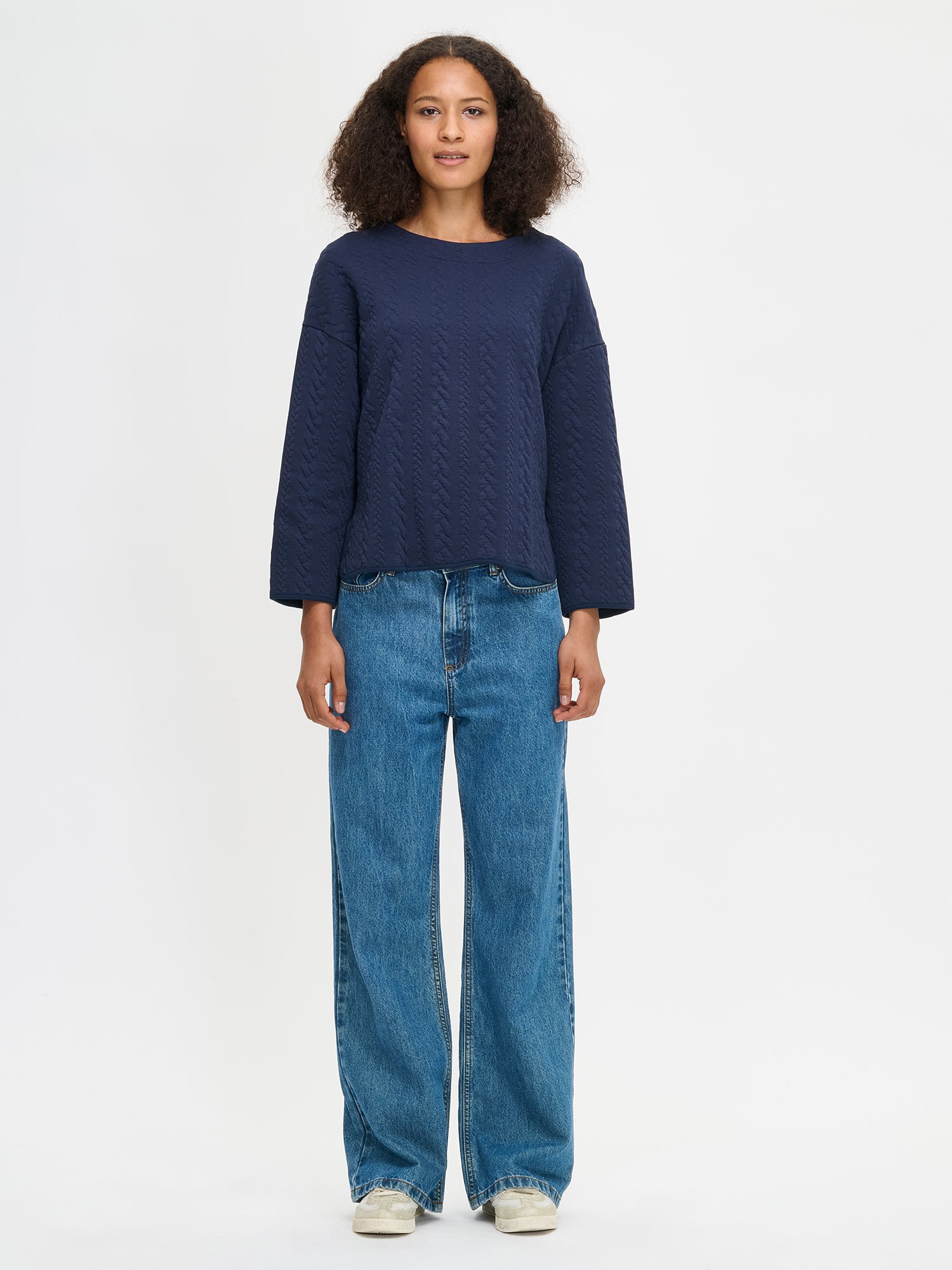Women´s Letti blouse in dark blue. Worn by a model in size S.