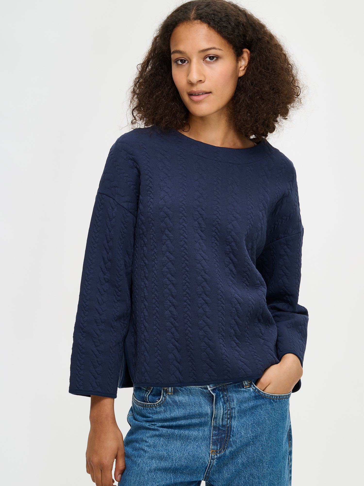 Women´s Letti blouse in dark blue. Worn by a model.