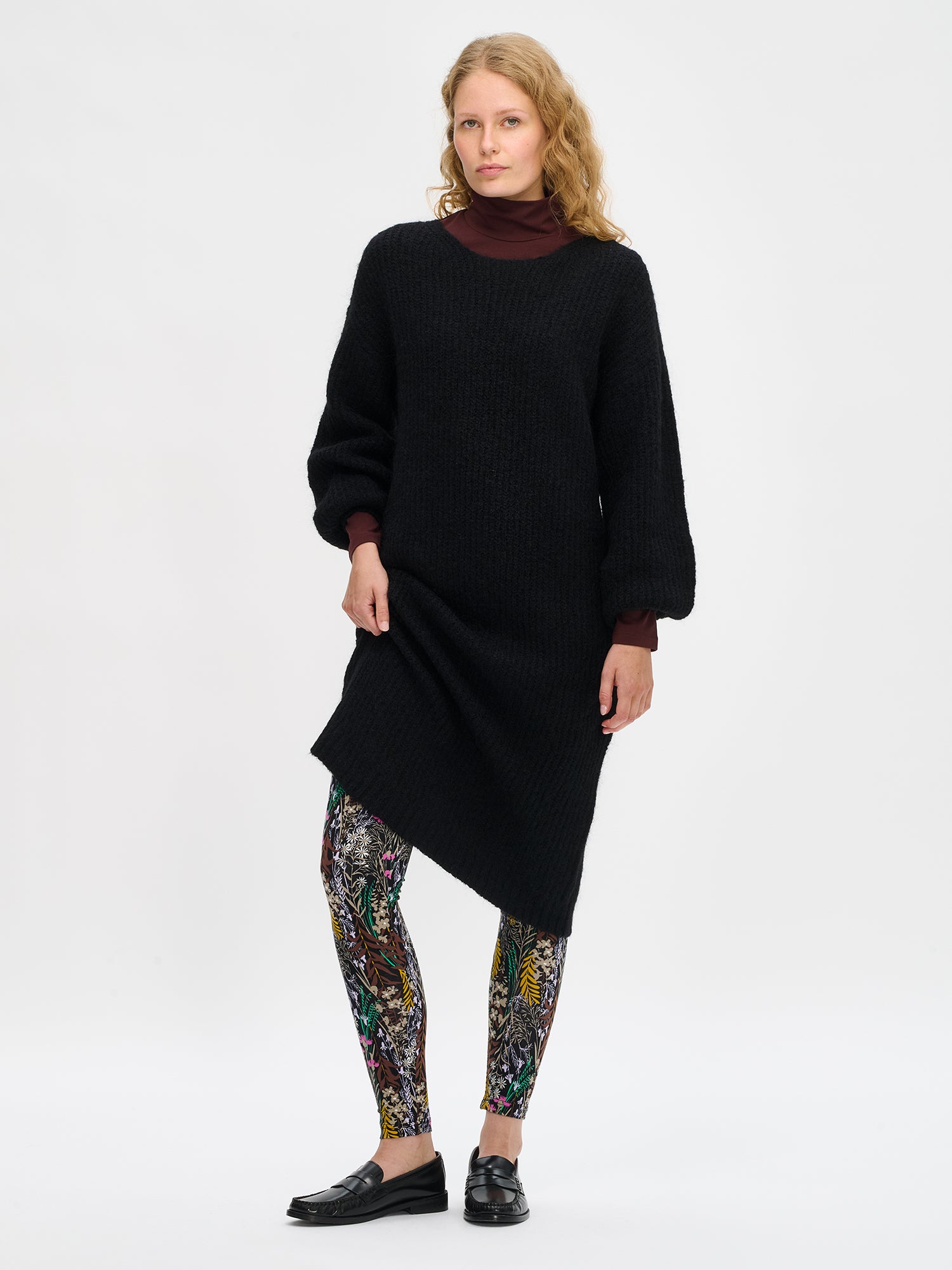 Nanso women's full length patterned multicoloured Kuutamo leggings with a comfortable elastic band at the waist, on a model