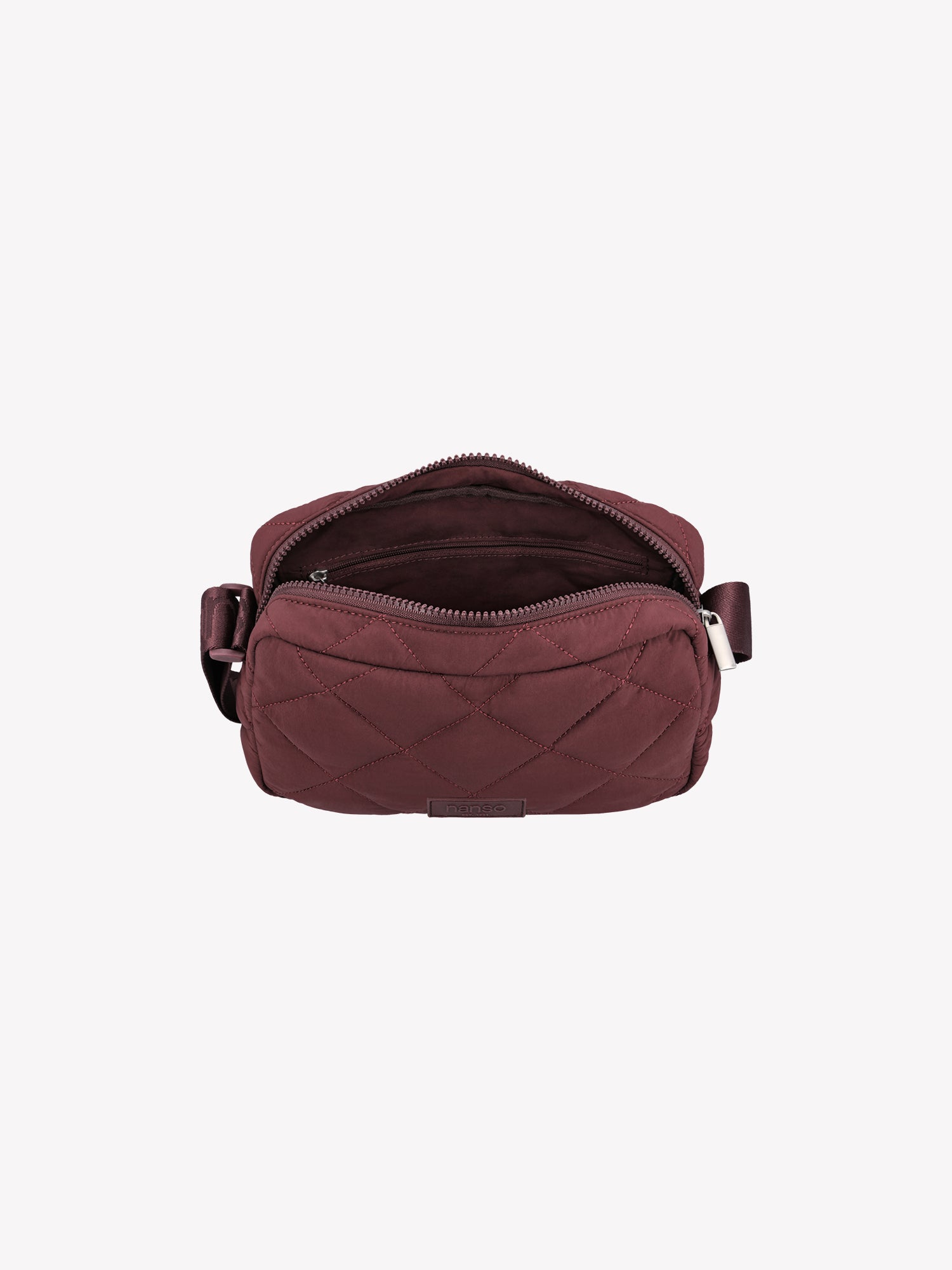 Nanso's stylish Vanu bag in winered features quilted fabric and an adjustable shoulder strap for a perfect fit. It has a light padding and a beautiful quilted pattern on the exterior. Product picture