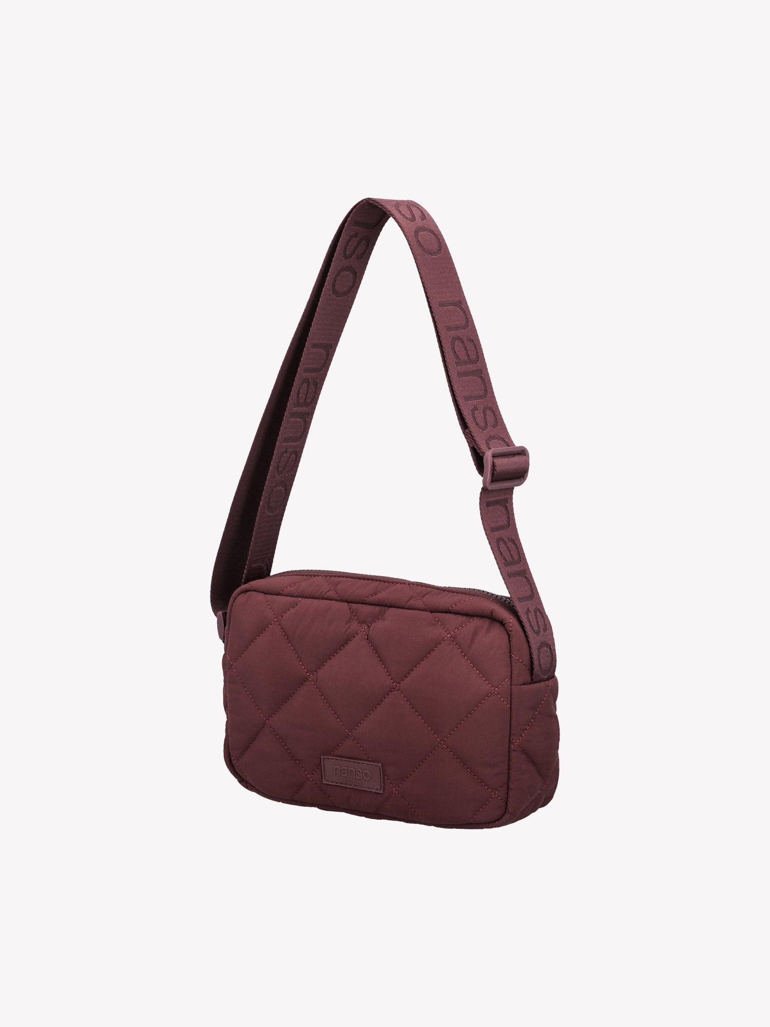 Nanso's stylish Vanu bag in winered features quilted fabric and an adjustable shoulder strap for a perfect fit. It has a light padding and a beautiful quilted pattern on the exterior. Product picture