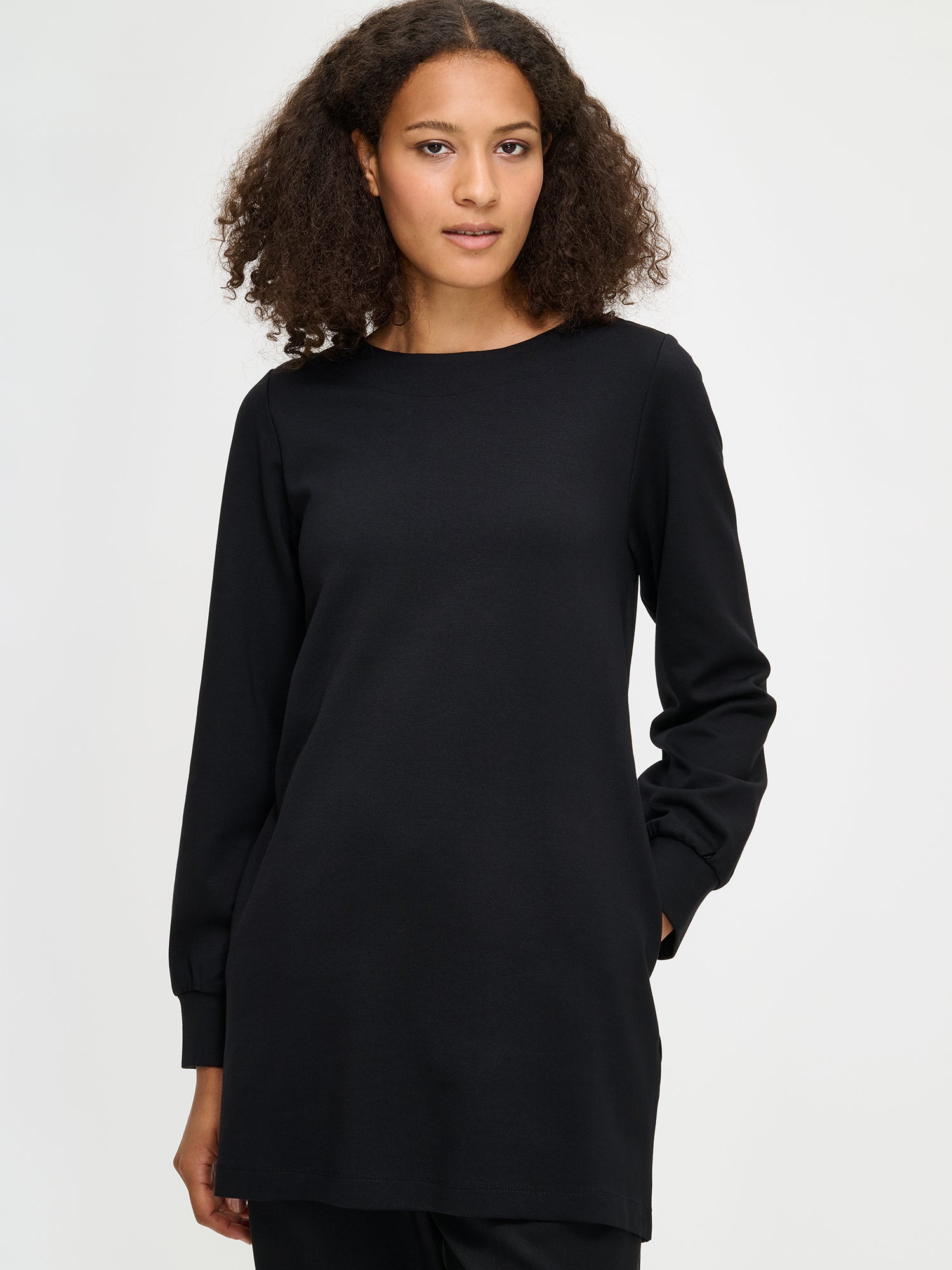 Nanso women's black Arkki tunic, close-up