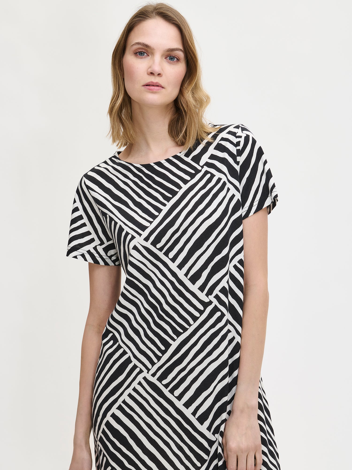 The nightgown with an oval neckline in black and white on a model in a close-up picture.