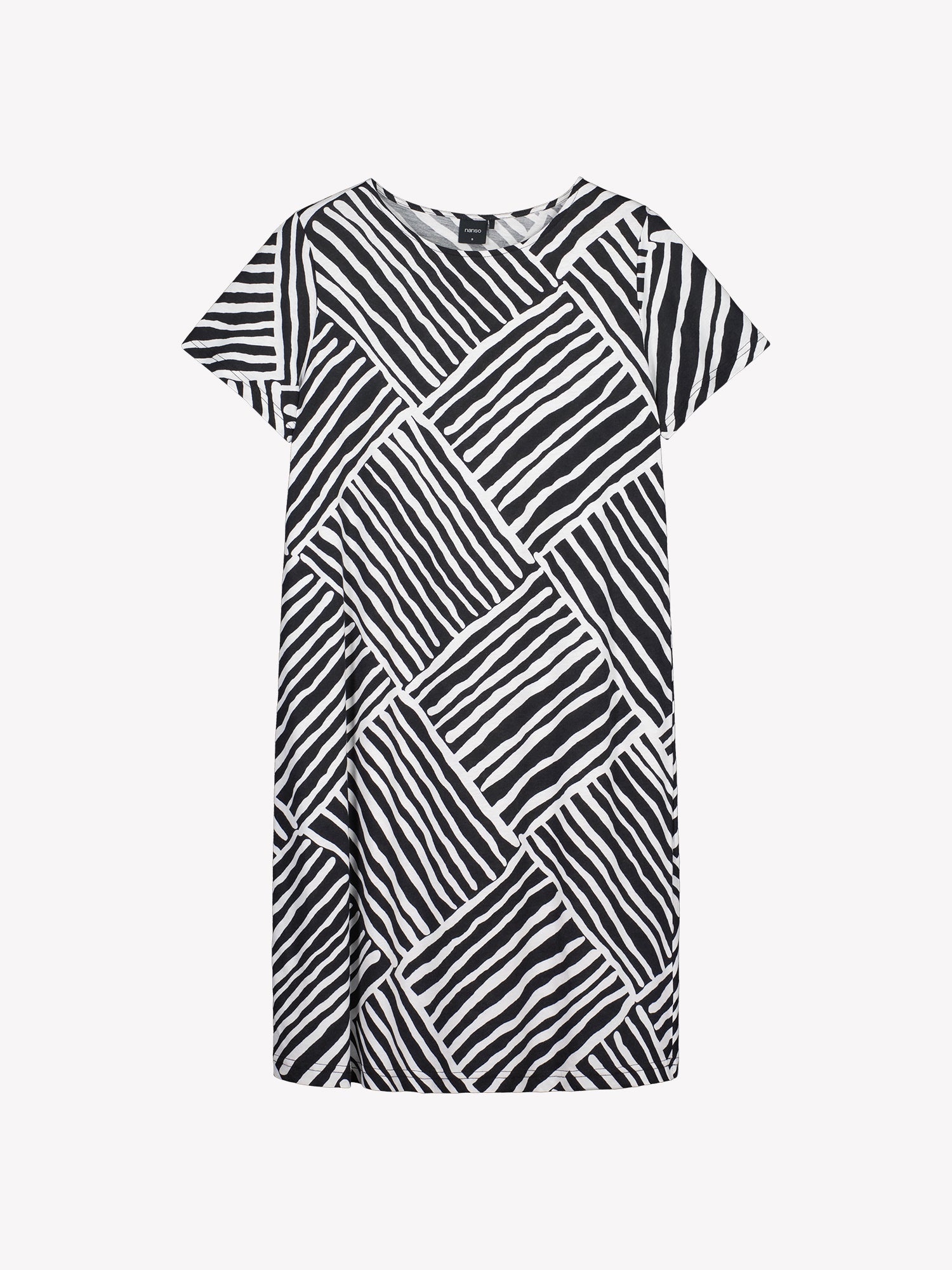 Kaisli short nightgown with short sleeves in black and white in a product picture.