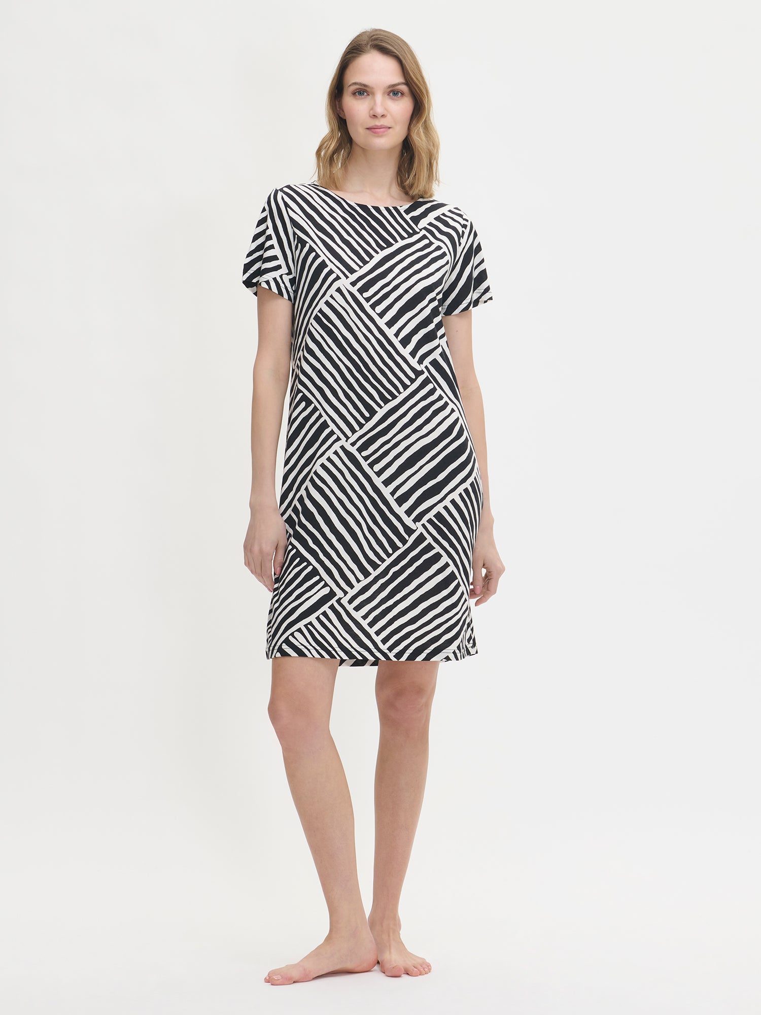 Women's patterned short Kaisli nightgown with short sleeves in black and white on a model.