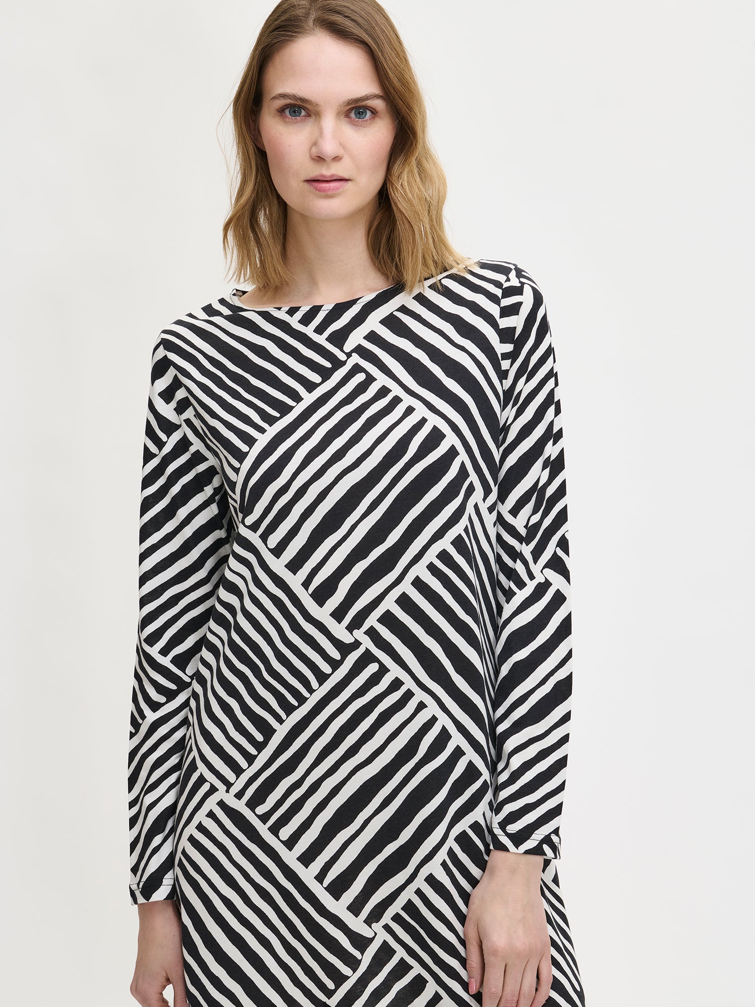 Kaisli nightgown with an oval neckline in black and white on a model in a close-up picture.