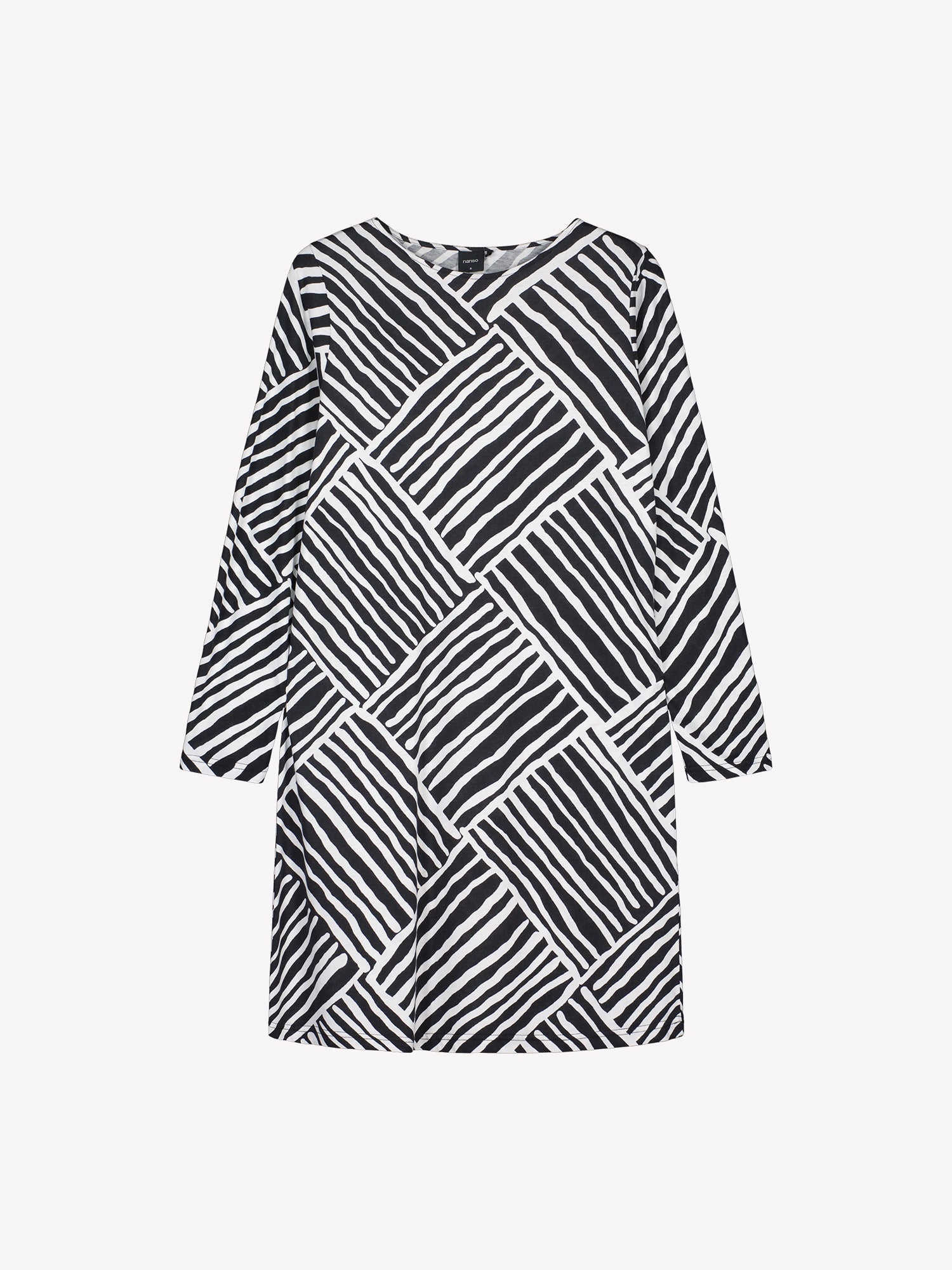 Kaisli short nightgown with long sleeves in black and white in a product picture.