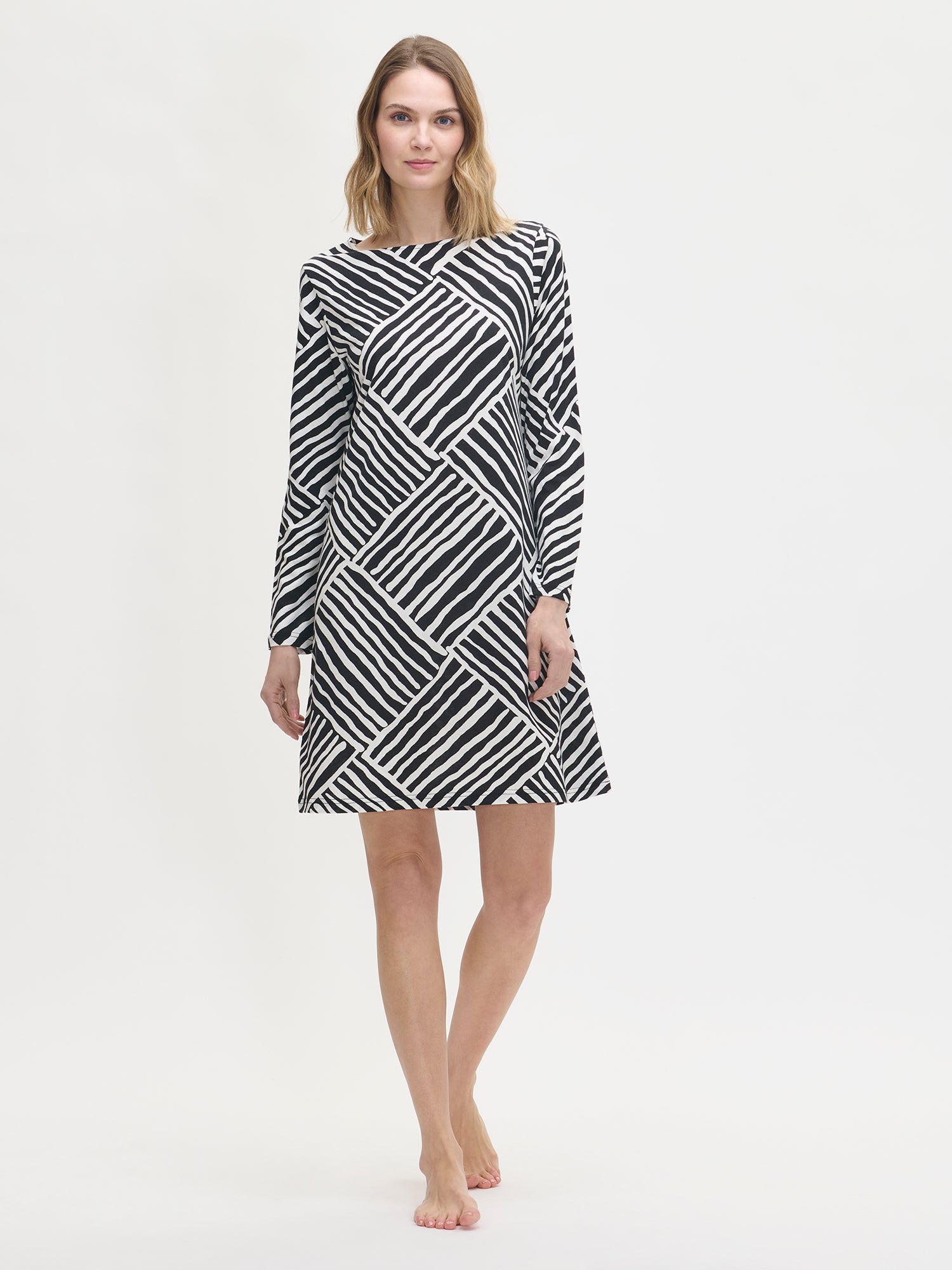Women's patterned short Kaisli nightgown with long sleeves in black and white on a model.