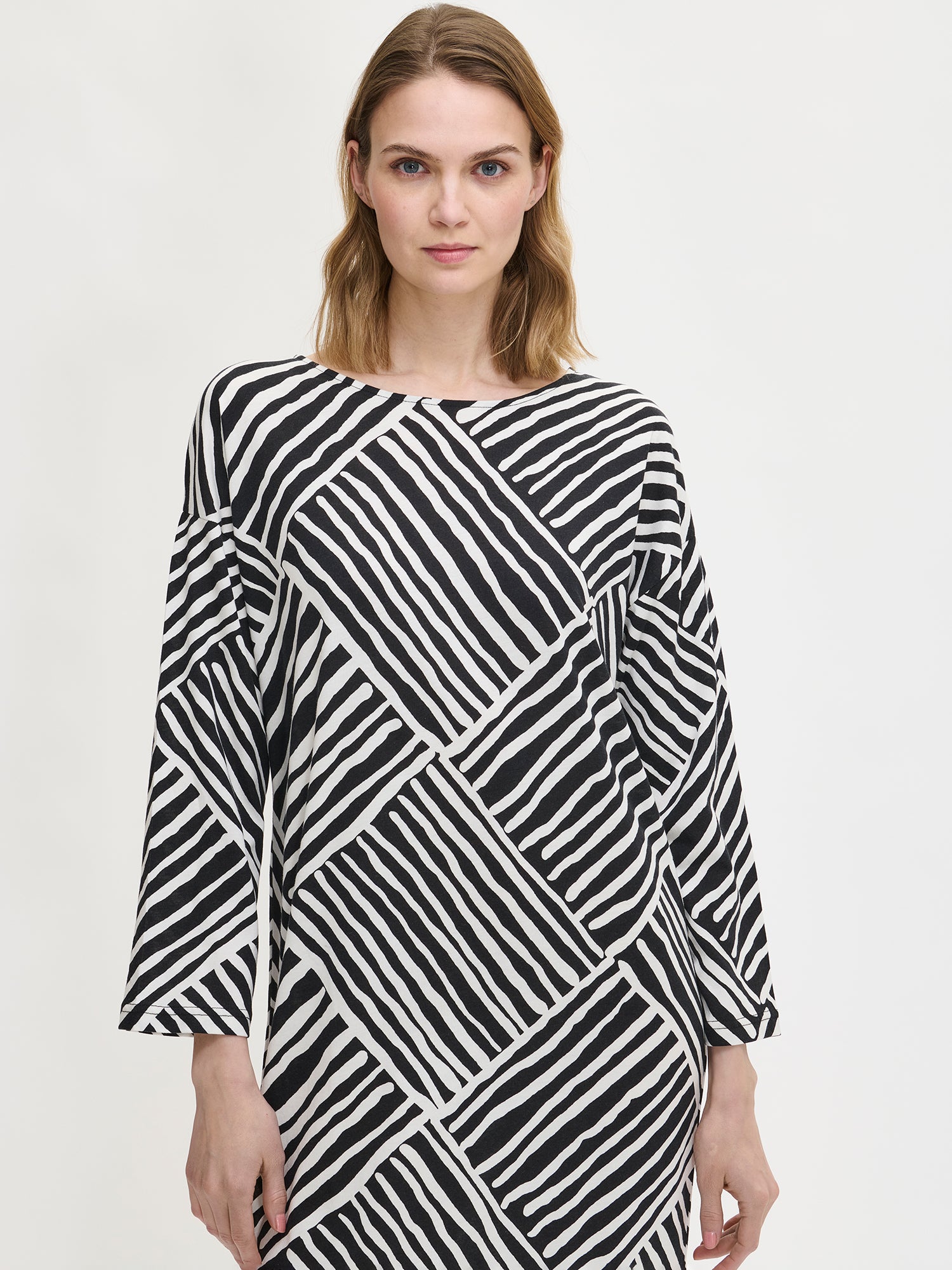 Kaisli kaftan with an oval neckline and long sleeves on a model in a close-up picture.