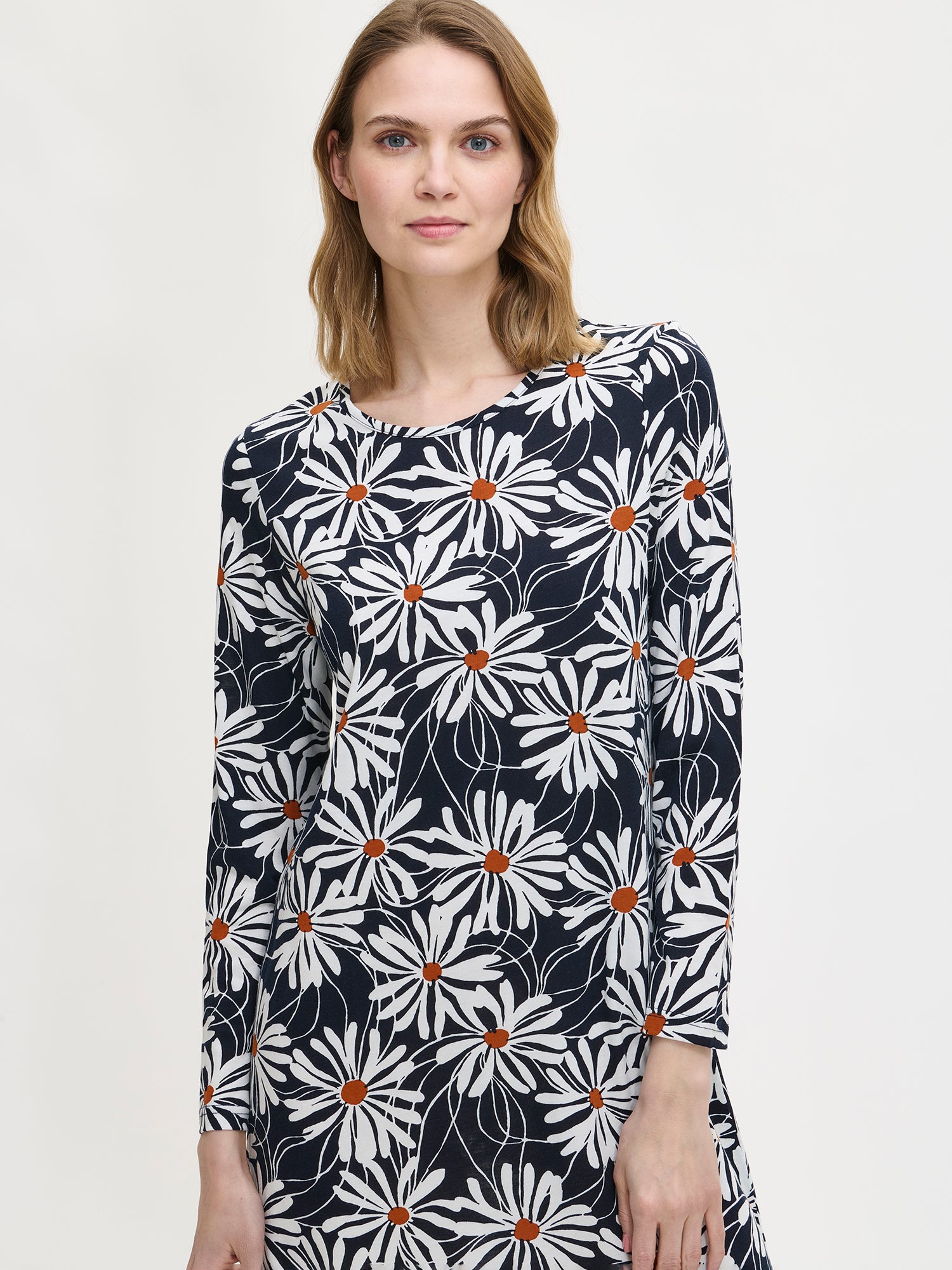 Anette short nightgown with relaxed neckline in blue on a model in a close-up picture.