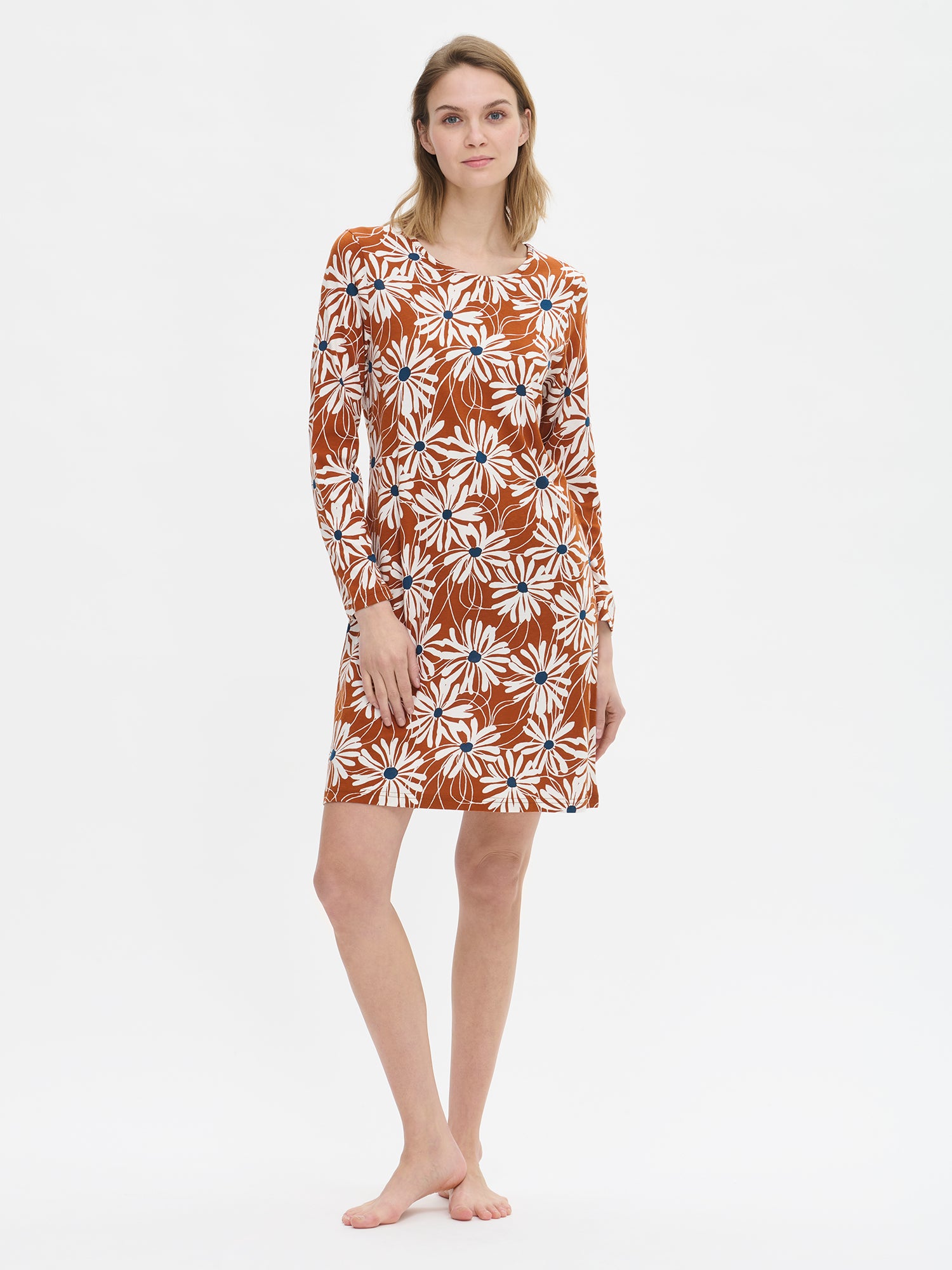 Anette short nightgown with long sleeves in brown on a model in a picture.