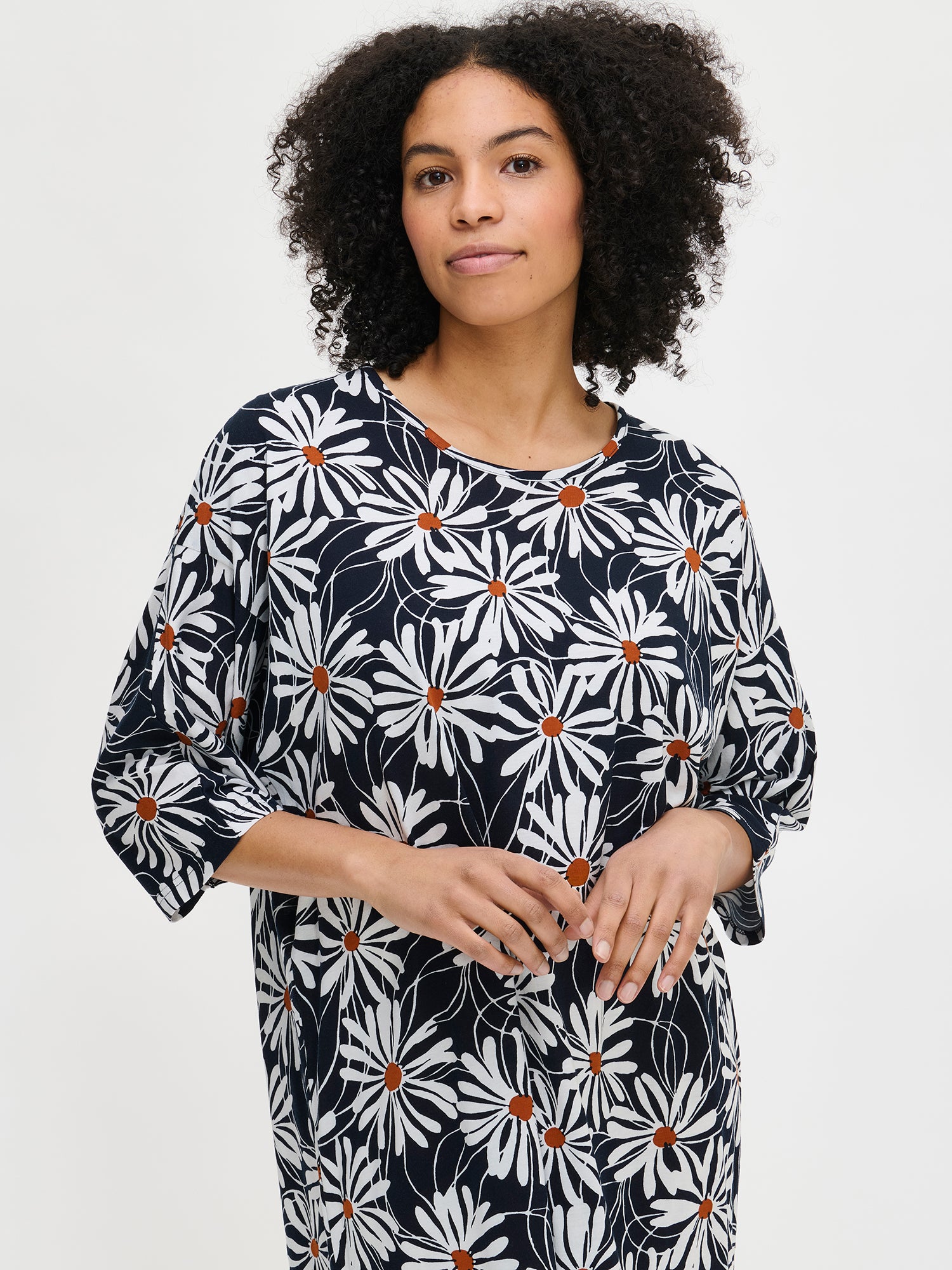 Blue Anette kaftan with a dropped sleeve and a relaxed neckline on a model in a close-up photo.