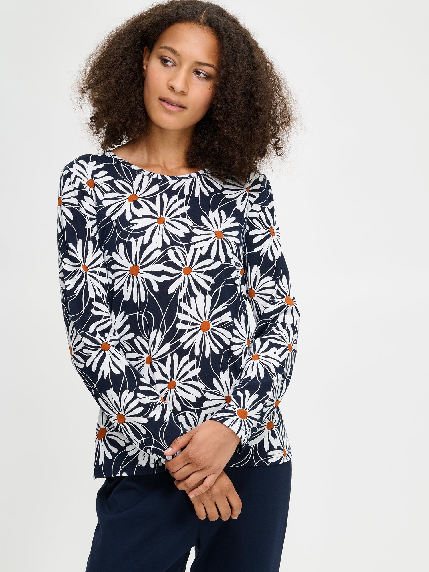 Women's floral patterned Anette pajama top with long sleeves and a round neckline in blue. 