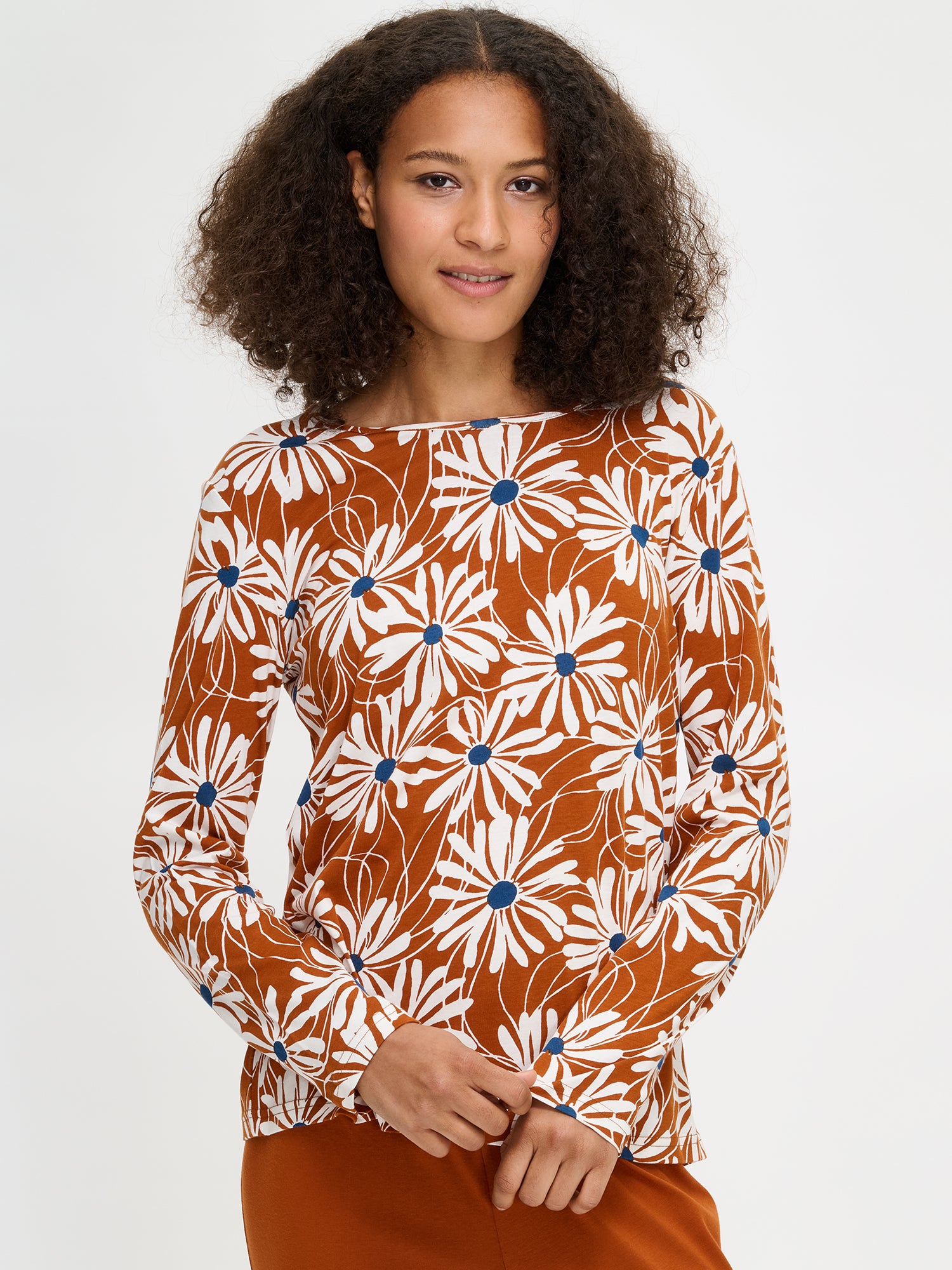 Women's floral patterned Anette pajama top with long sleeves and a round neckline in brown.