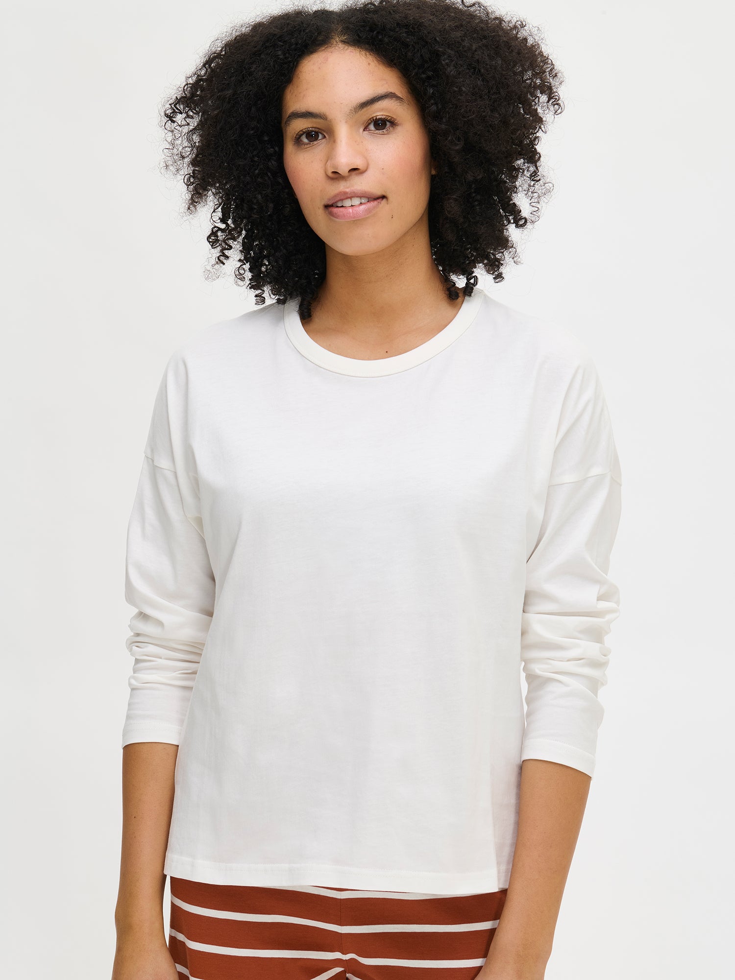Duetto shirt in off-white on a model. The shirt features a full-length, loose, straight-cut dropped sleeves. The shirt has a relaxed neckline.