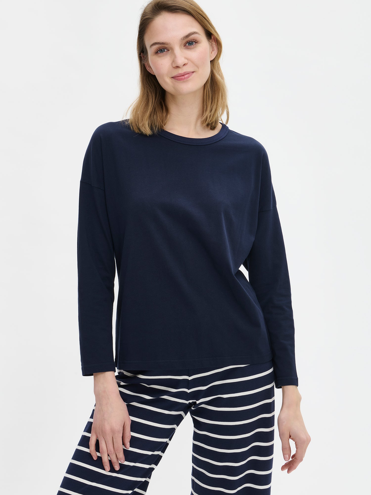 Duetto shirt in dark blue on a model. The shirt features a full-length, loose, straight-cut dropped sleeves. The shirt has a relaxed neckline.