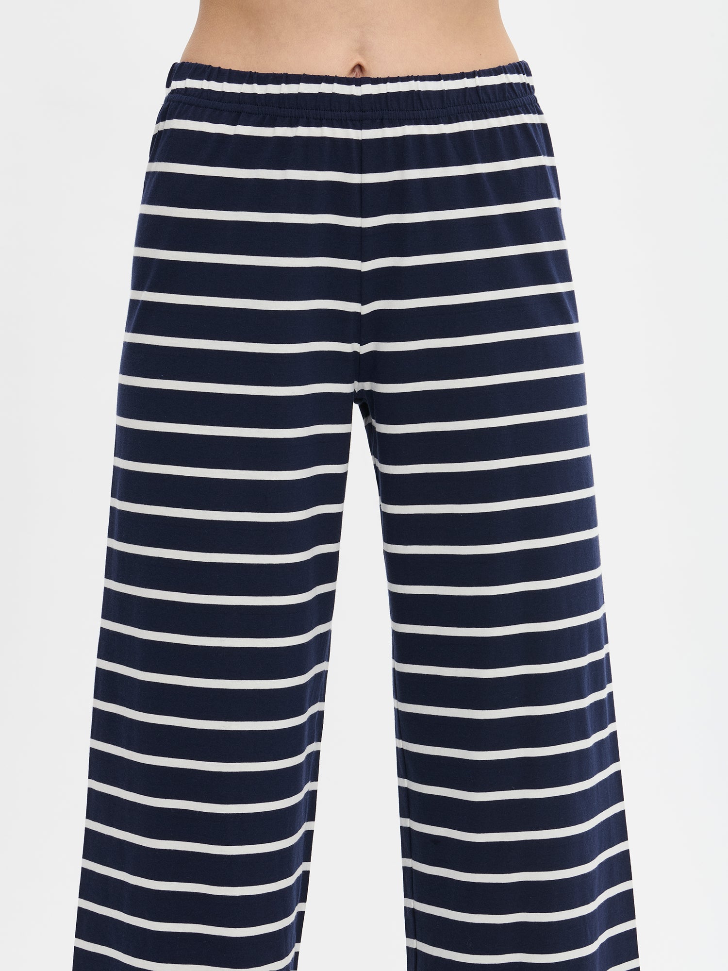 These full length pants feature a comfortable elastic waistband. The photo is taken from the waist.