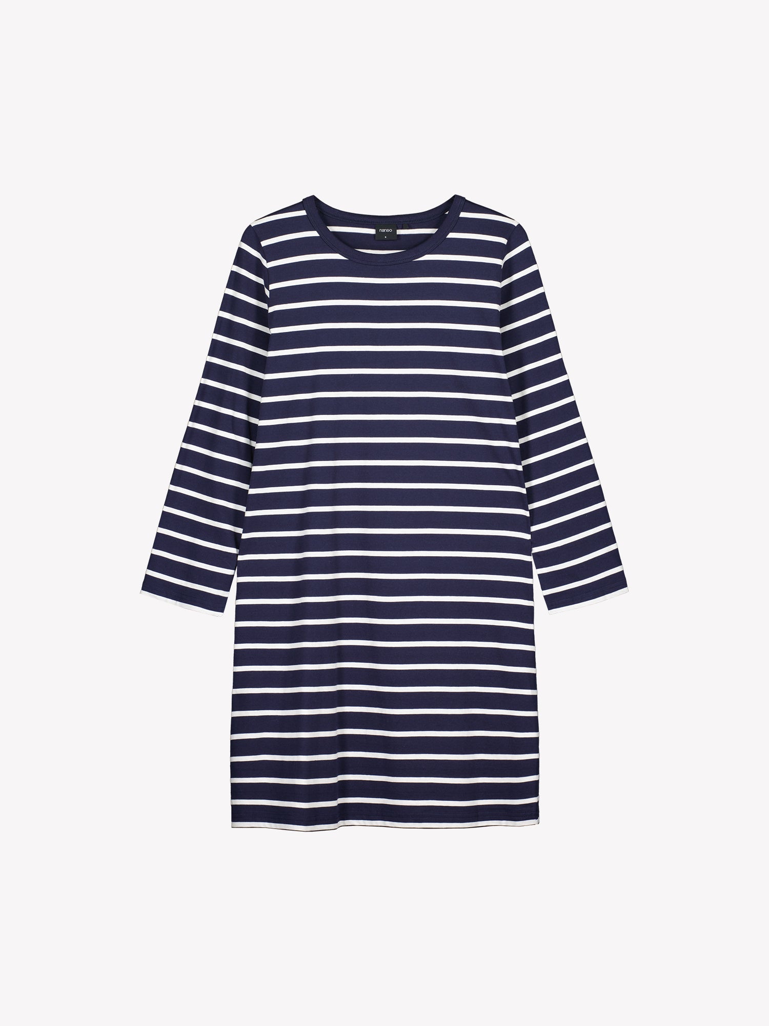 Women’s nightgown Duetto with blue and white stripes has long sleeves and a round neckline in this product picture.