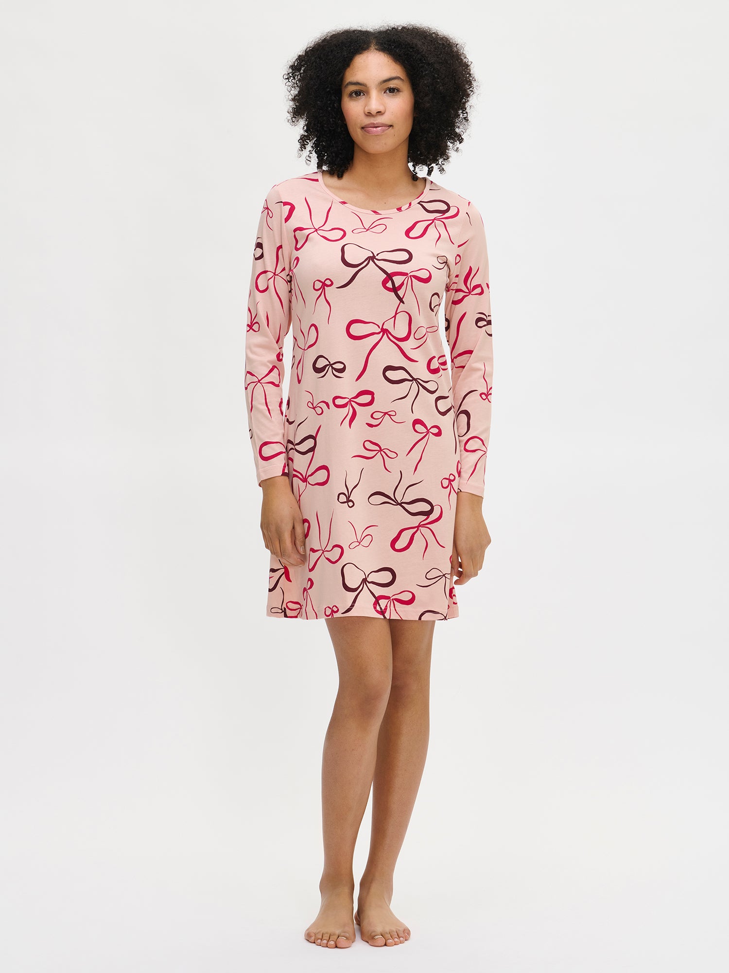 Rusetti nightgown with long sleeves on a model in the picture.