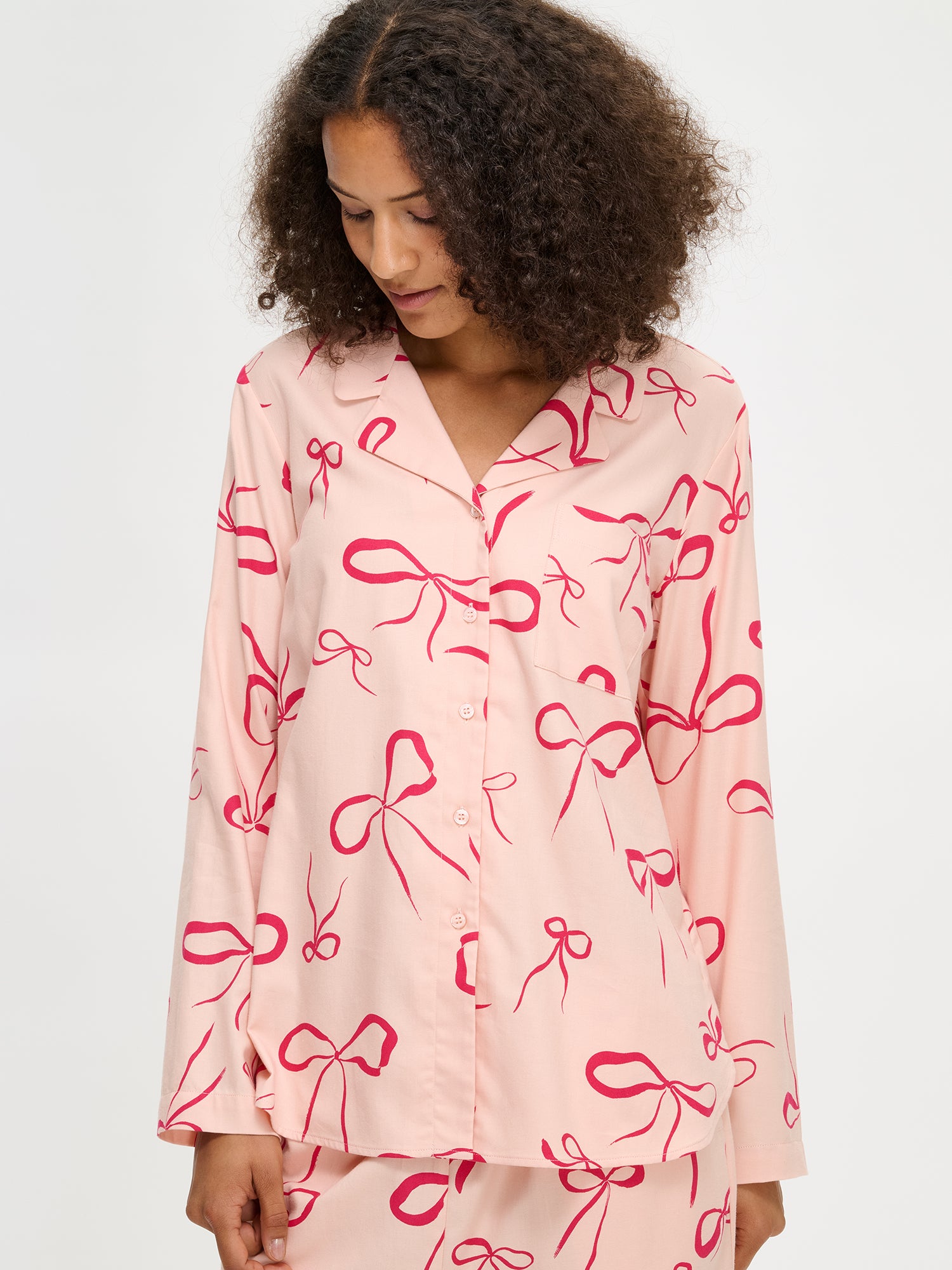Rusetti shirt in pink on model in a close-up picture.