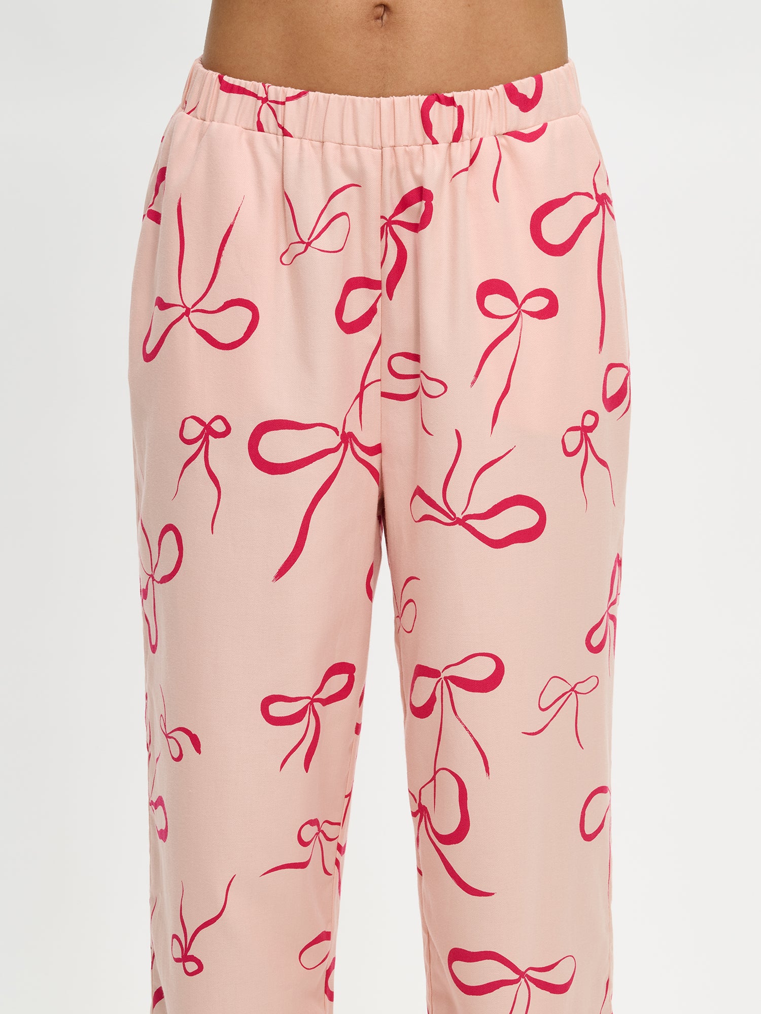 Rusetti pants with an elastic waistband on a model in a close-up picture.