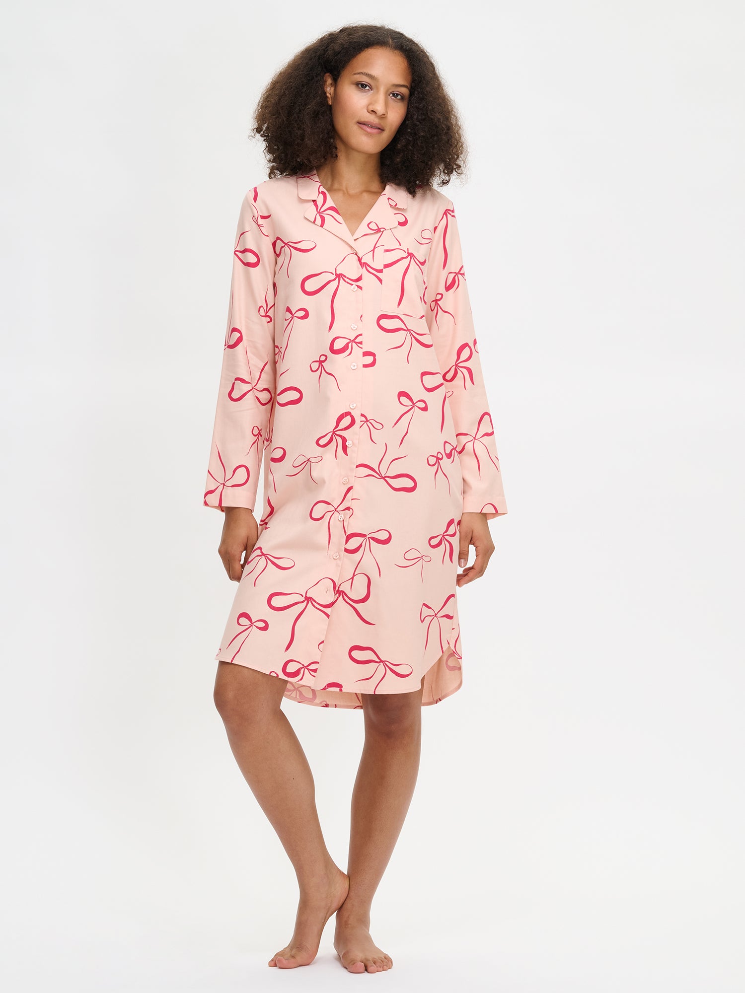 Rusetti nightgown in pink with long sleeves on a model in the picture.