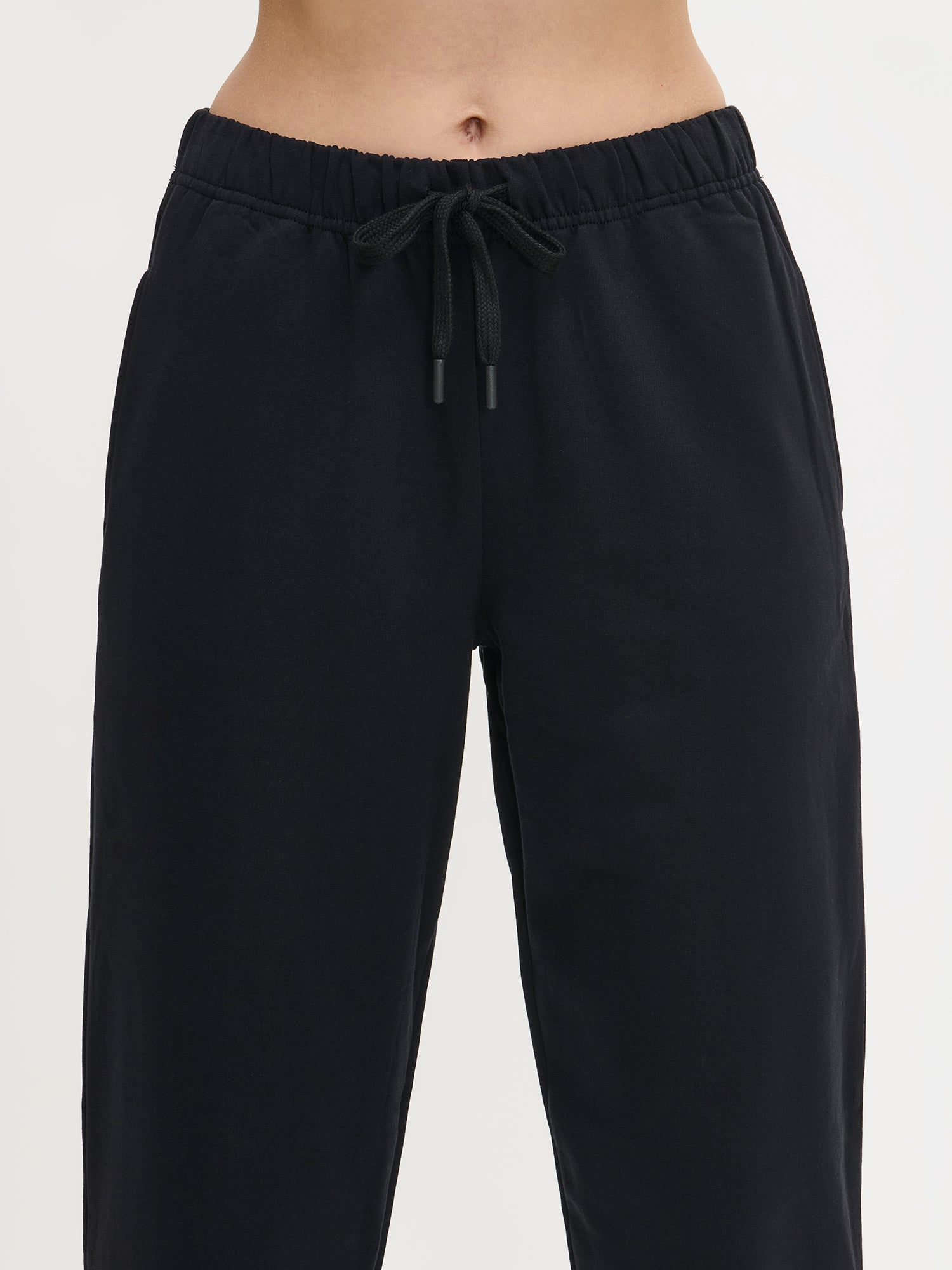 Koto pants have a relaxed-fit and an elastic waistband with adjustable drawstrings. Here a close-up photo from the waist on a model.