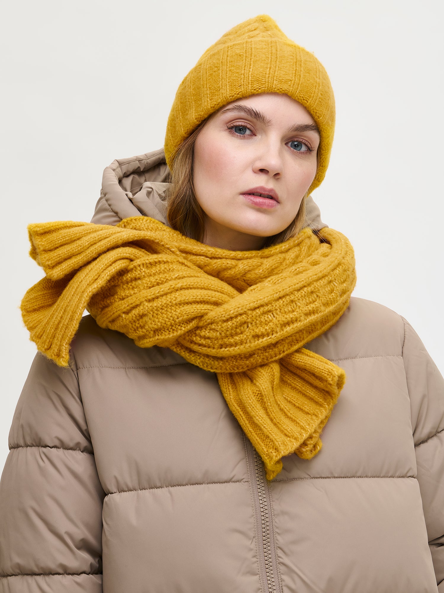 Nanso's Kierre scarf for women features a charming braided pattern, beautiful yellow color and a plush texture