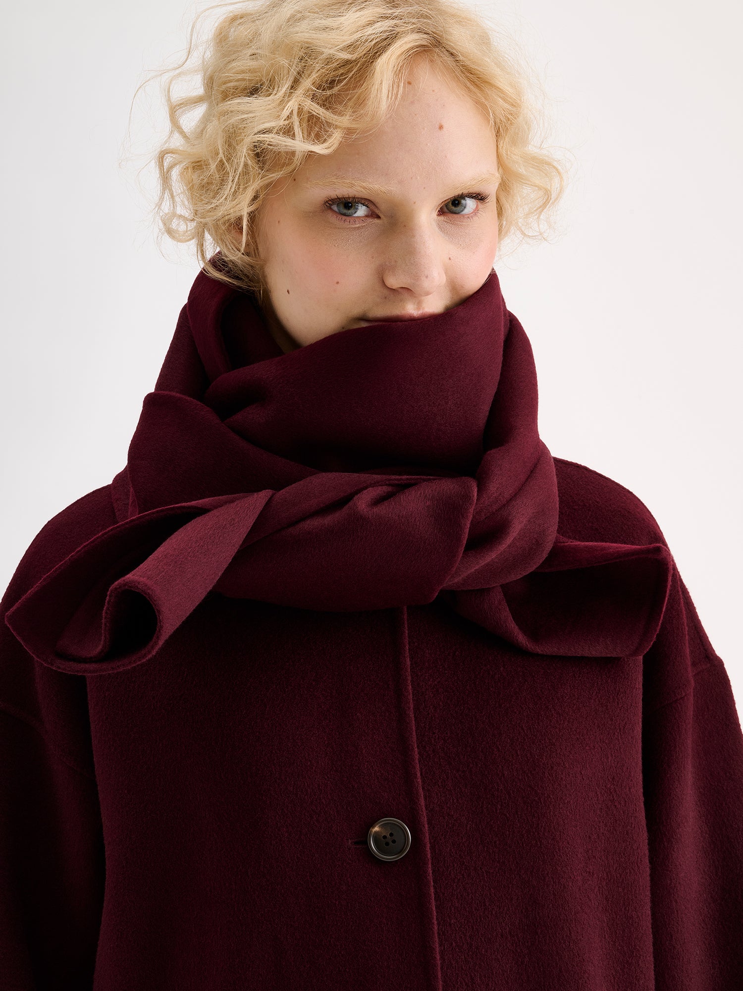 Nanso women's elegant burgundy Elli wool scarf on a model