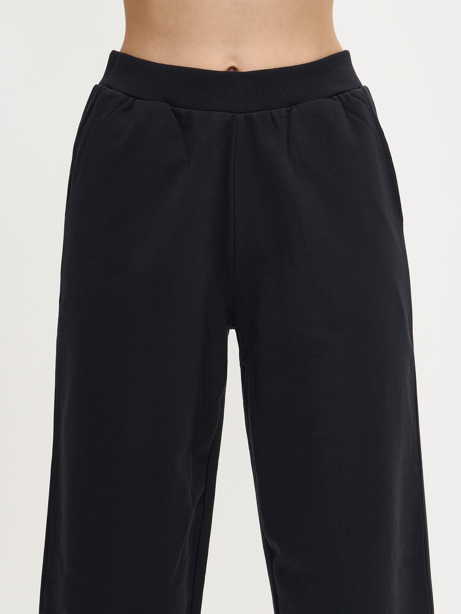 The elastic waistband in a photo.