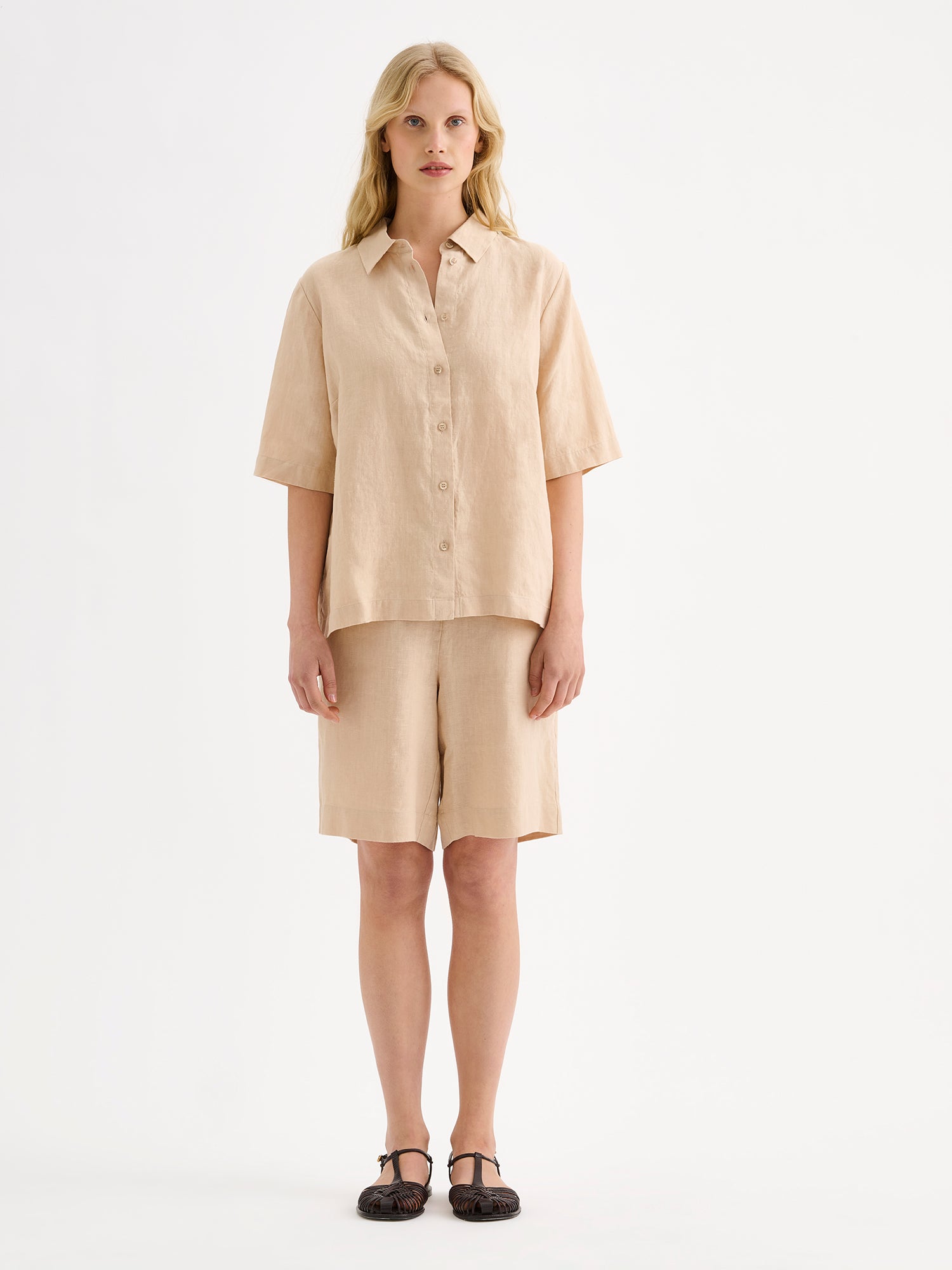 Nanso's classic beige Liine linen shorts for women on a model with a matching shirt.