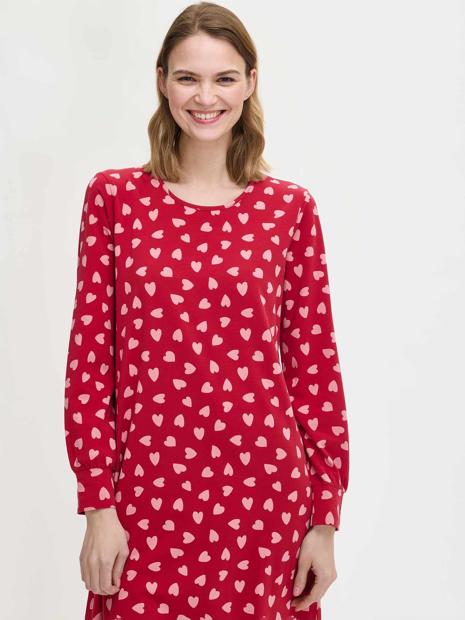 Nanso women's Amor long nightgown features a charming pattern with long sleeves and a round neckline, on a model from the front, close-up.