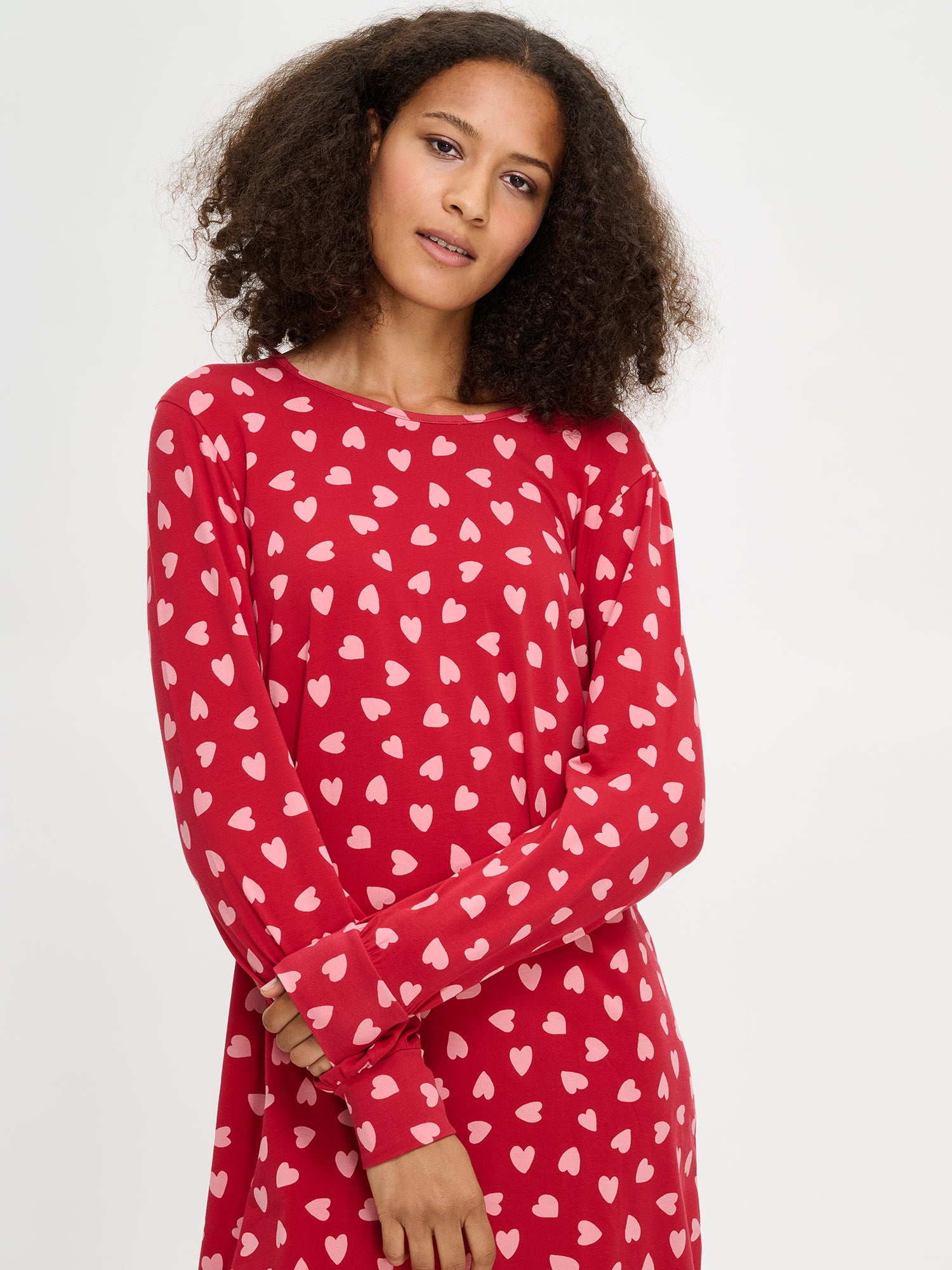 Nanso women's Amor short nightgown features a charming pattern, long sleeves and a round neckline, on a model from the front, close-up.