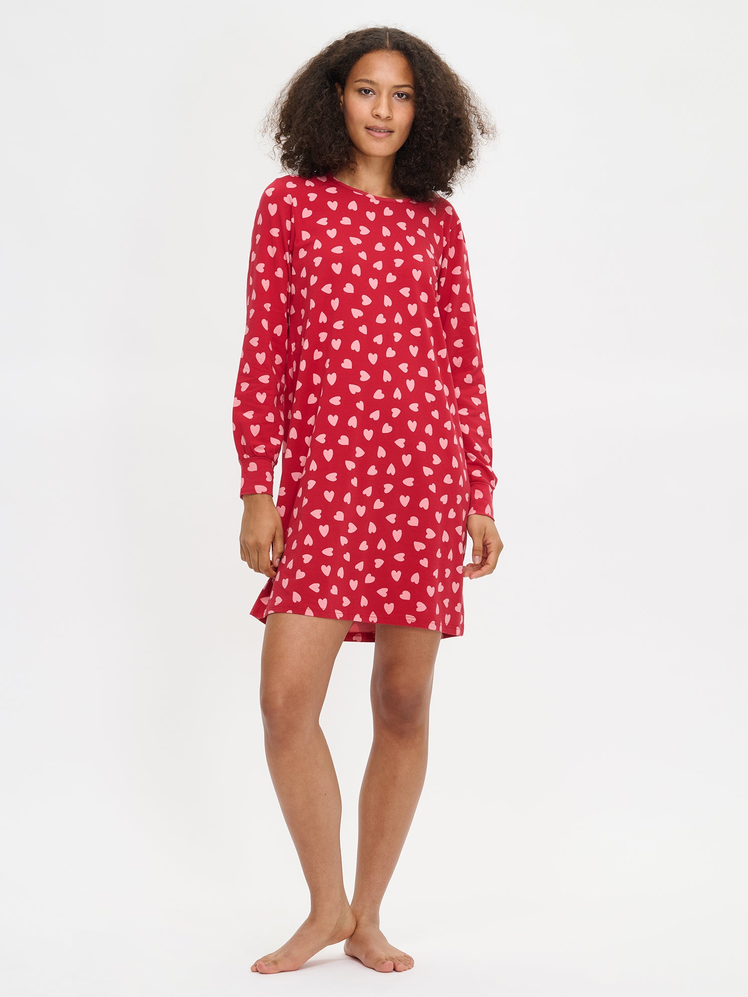 Nanso women's Amor short nightgown features a charming pattern, long sleeves and a round neckline, on a model from the front.