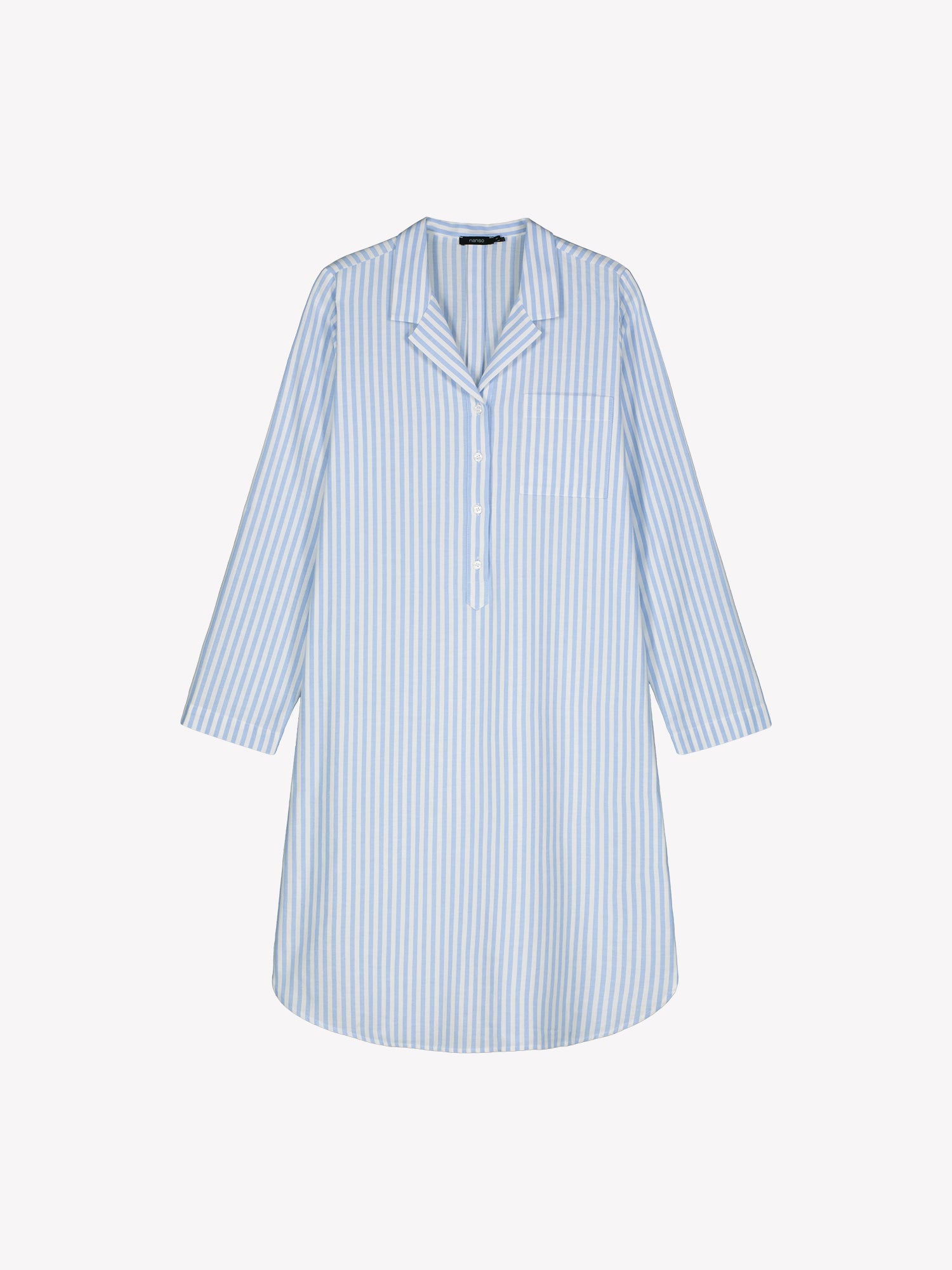 The light blue short nightgown Polka in a product picture.
