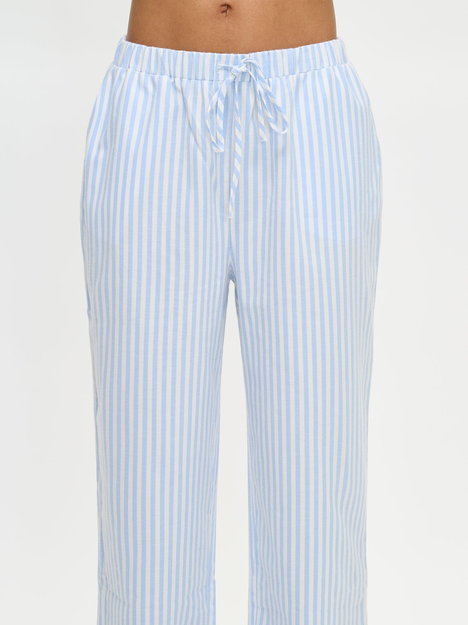 The Polka pants feature a comfortable and neat elastic waistband with drawstrings. Here's a close-up photo of the waistband on a model.